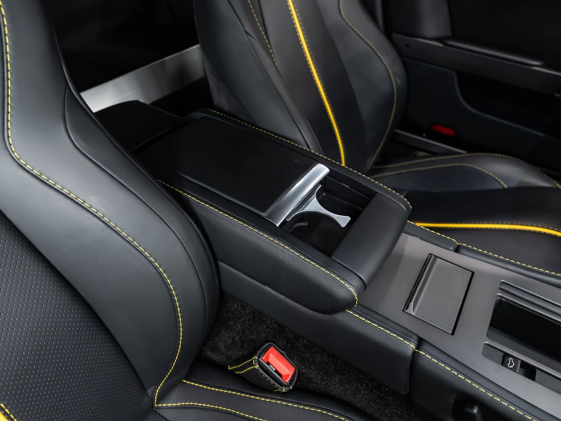 mph105_2391768357_aston_martin_v8_vantage_2015_16c3b9c80c