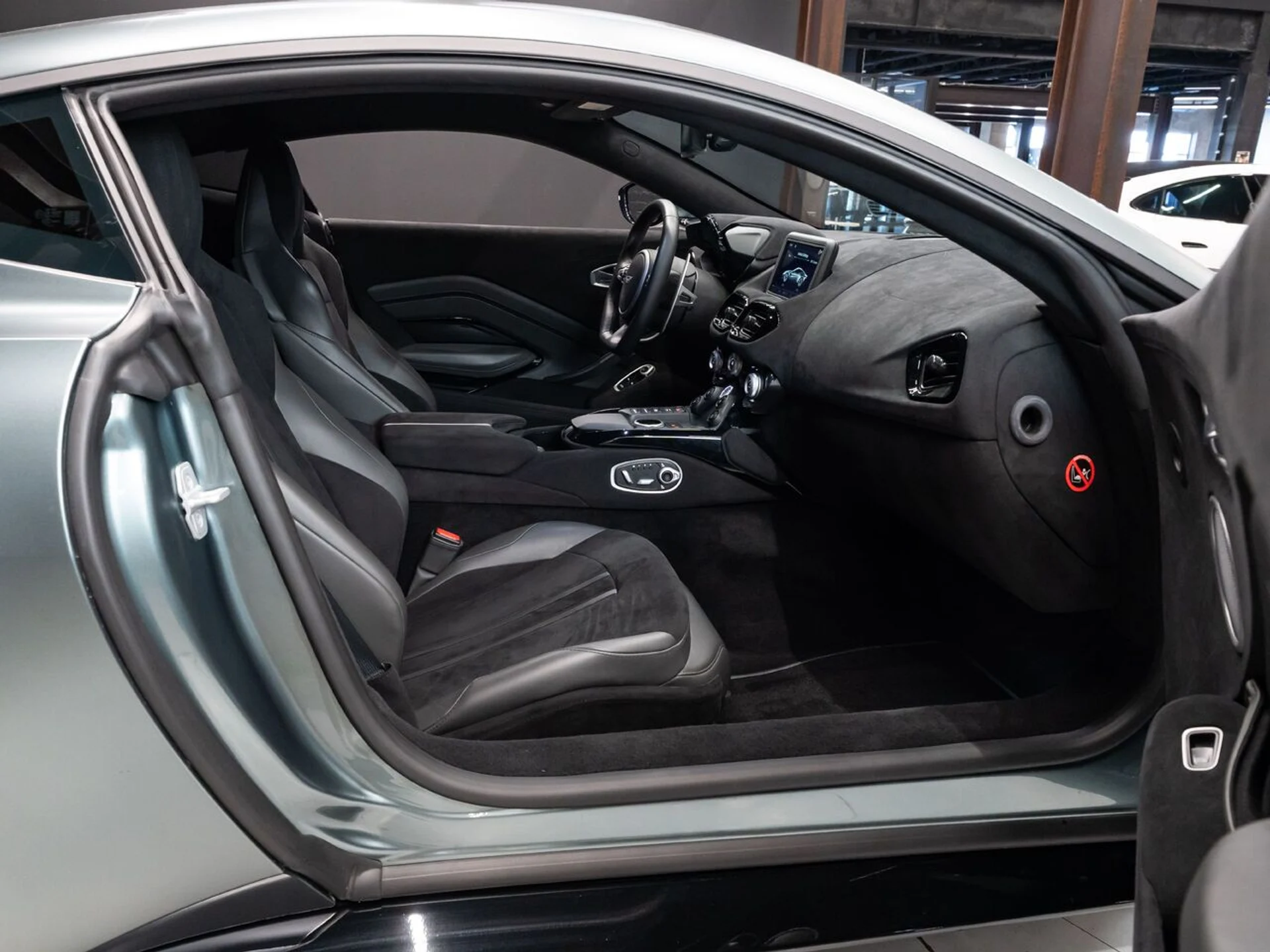 mph105_2414996046_aston_martin_vantage_2020_6b5e53e249