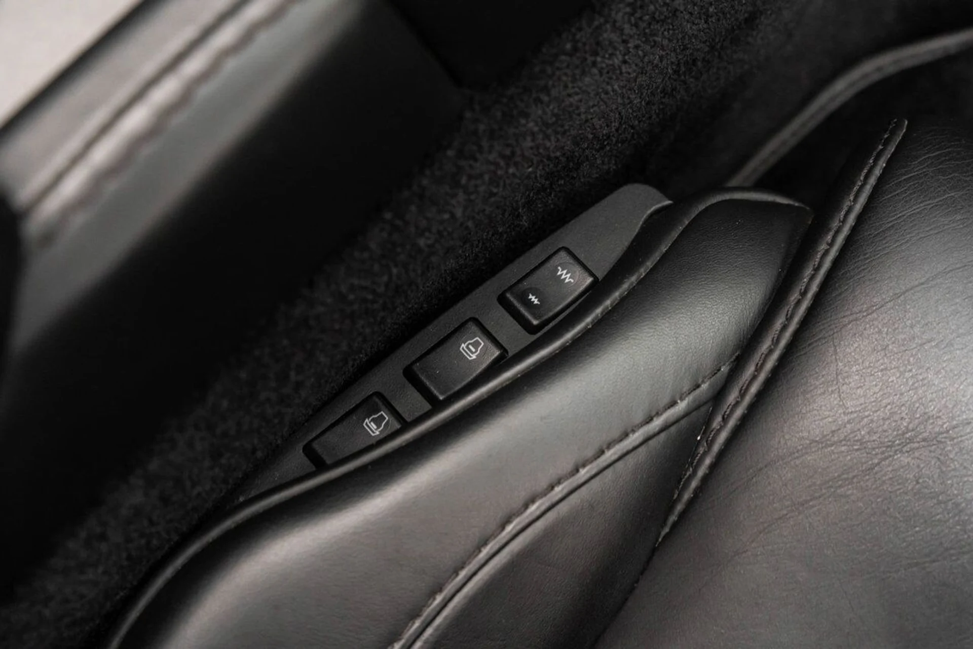 mph105_2934221626_aston_martin_vantage_2008_8bf38991e2