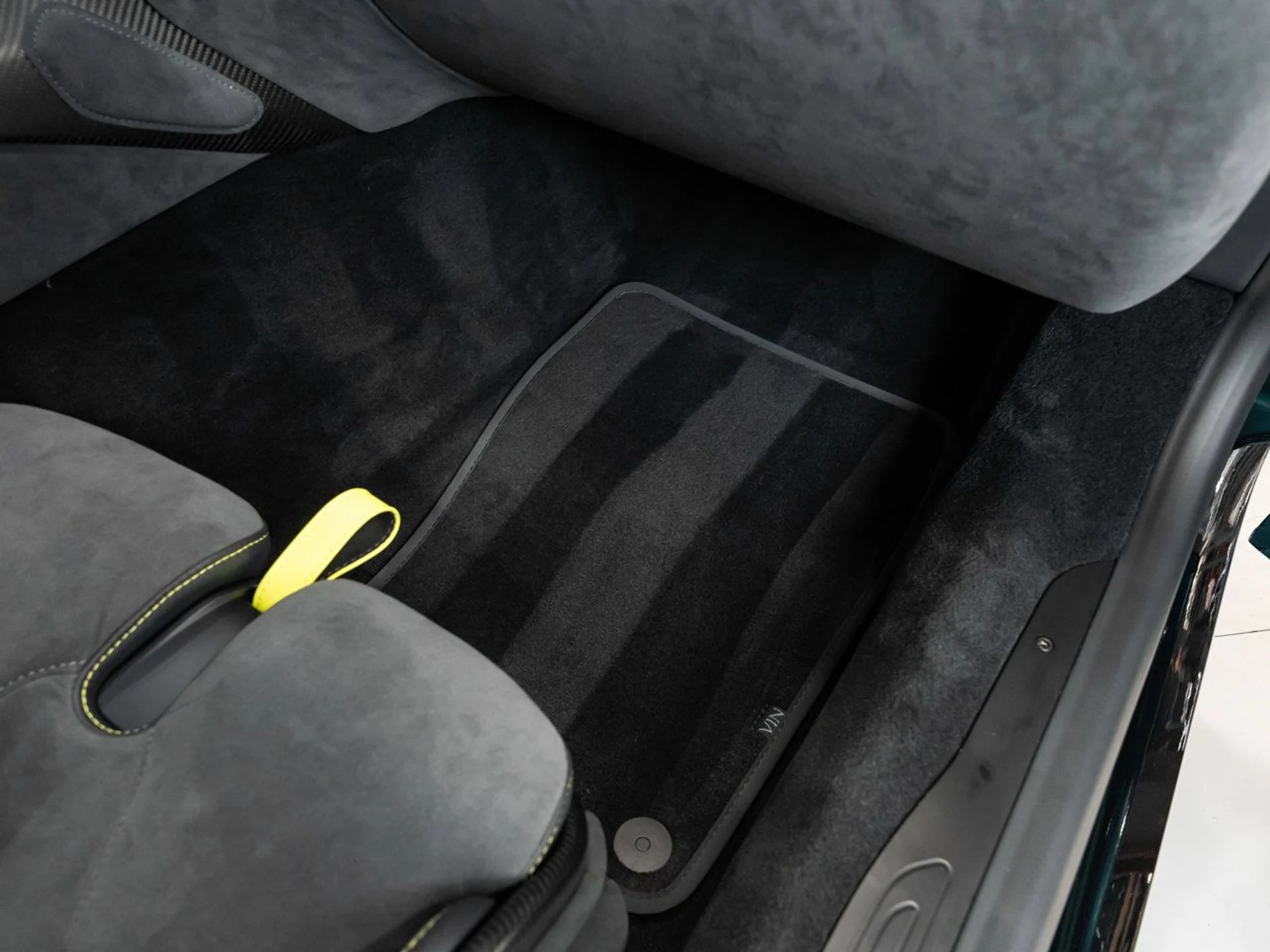 mph106_2723148179_aston_martin_vantage_2023_d0e5a5e2bf