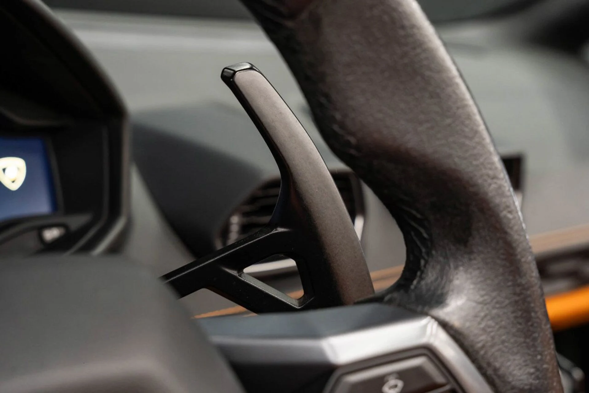 mph106_2936550120_lamborghini_huracan_2016_cb9a80698f