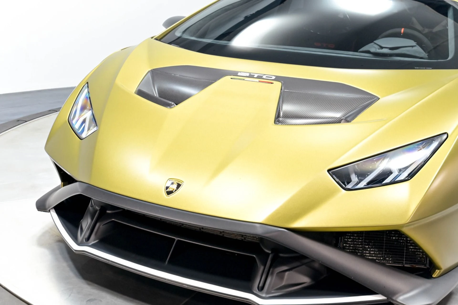 mph106_3263440112_Used_2023_Lamborghini_Huracan_STO_1782768591_8f75efe988