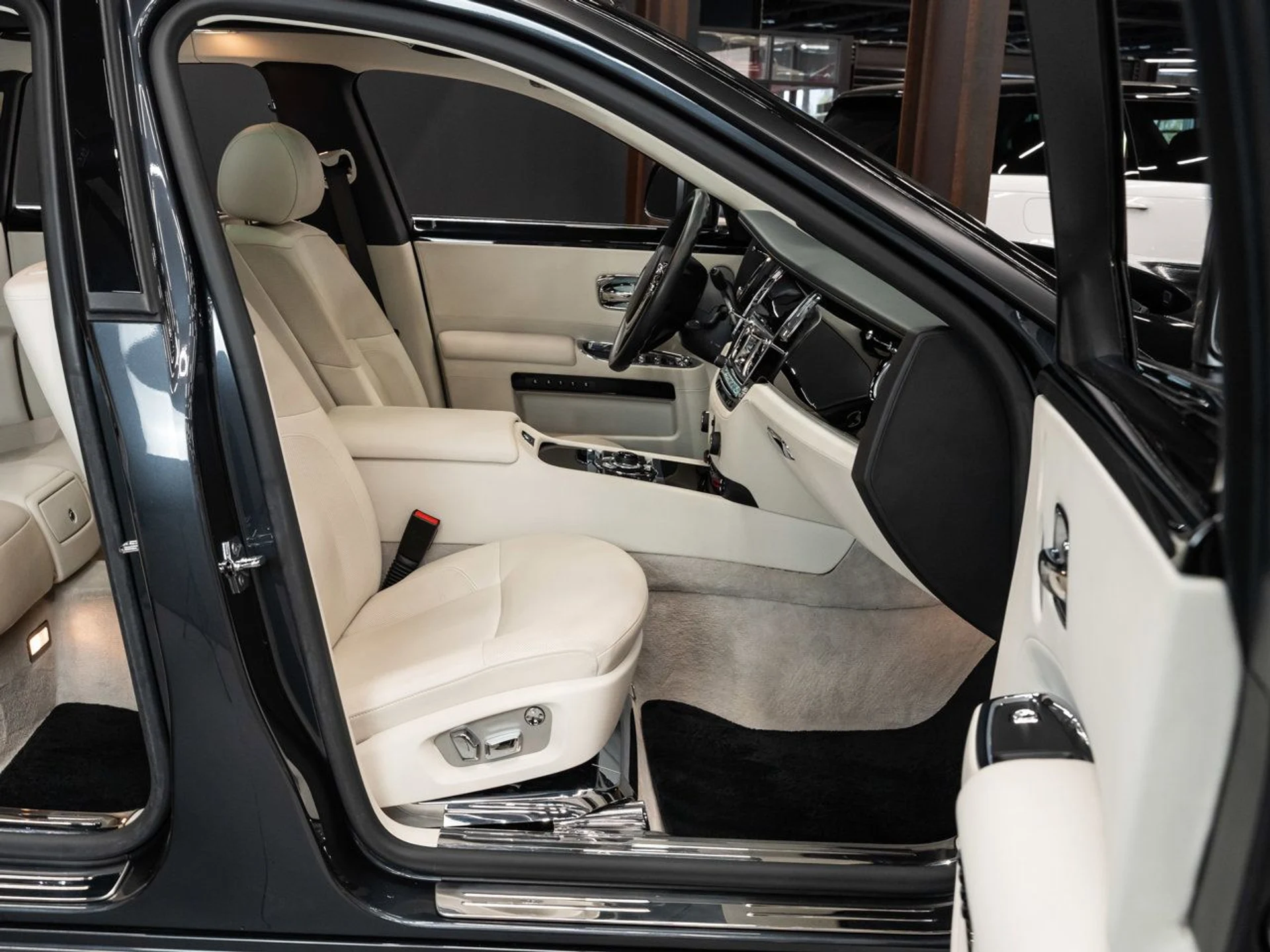 mph106_346642663_rolls_royce_ghost_2012_1474405a99