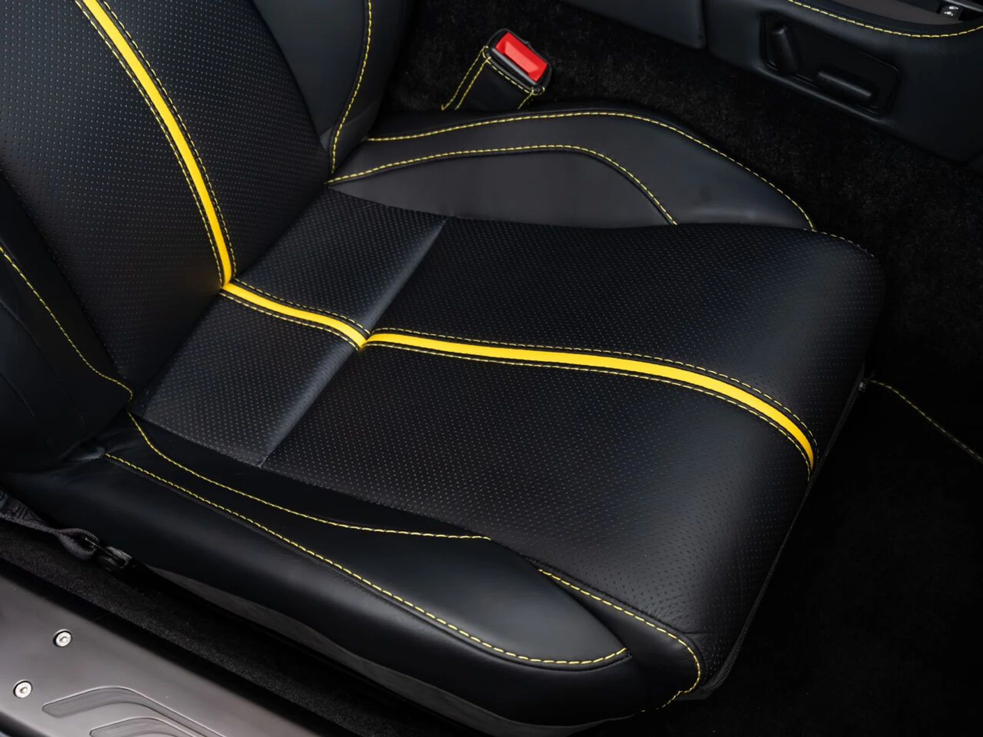 mph107_2363134364_aston_martin_v8_vantage_2015_67f780f1a1