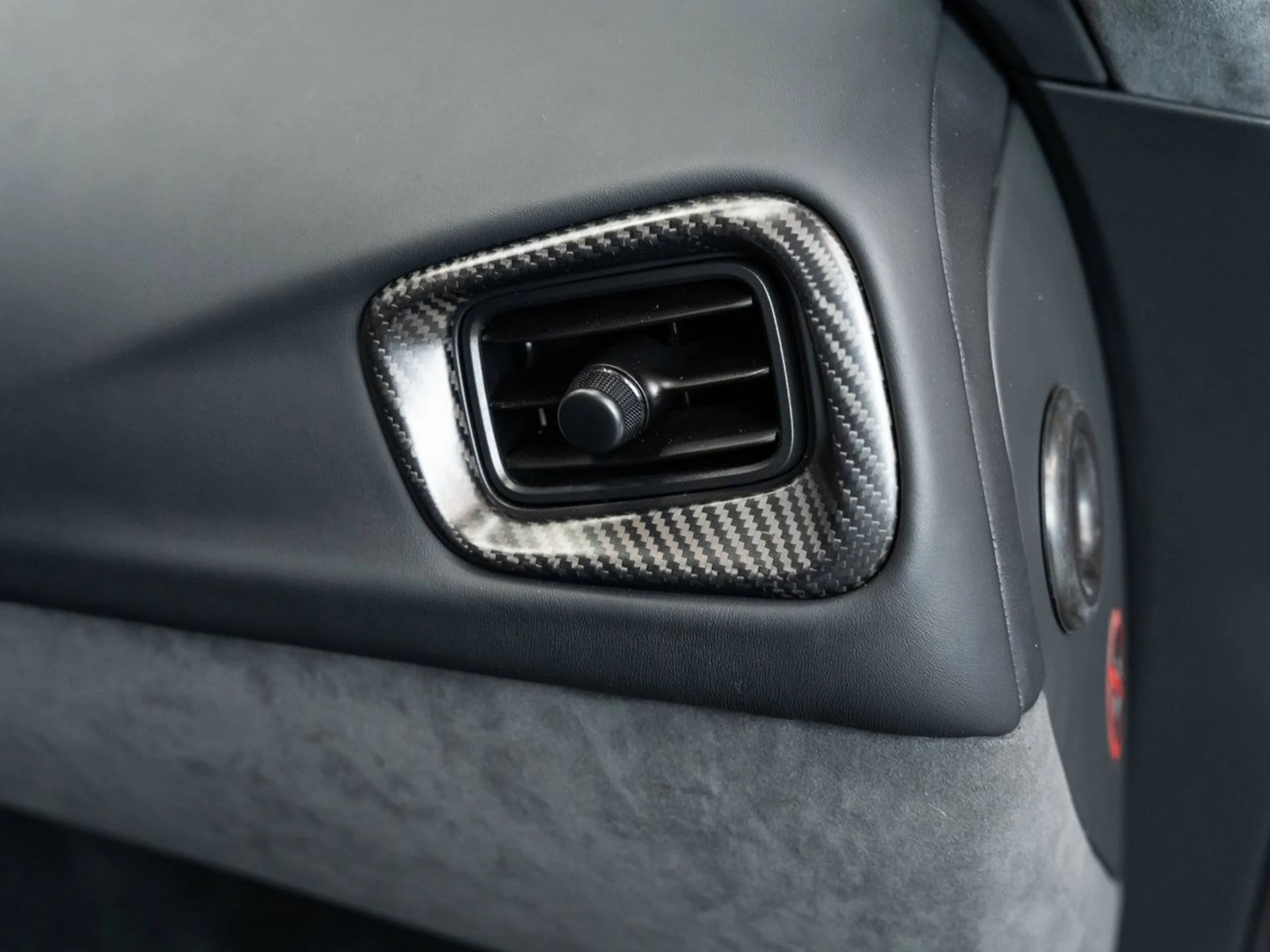 mph107_296178757_aston_martin_vantage_2023_783ccafb29