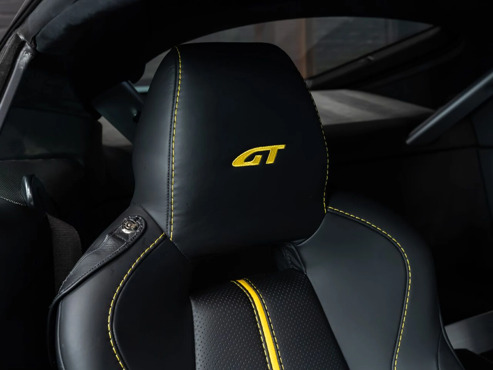 mph108_481331094_aston_martin_v8_vantage_2015_147dad3c11