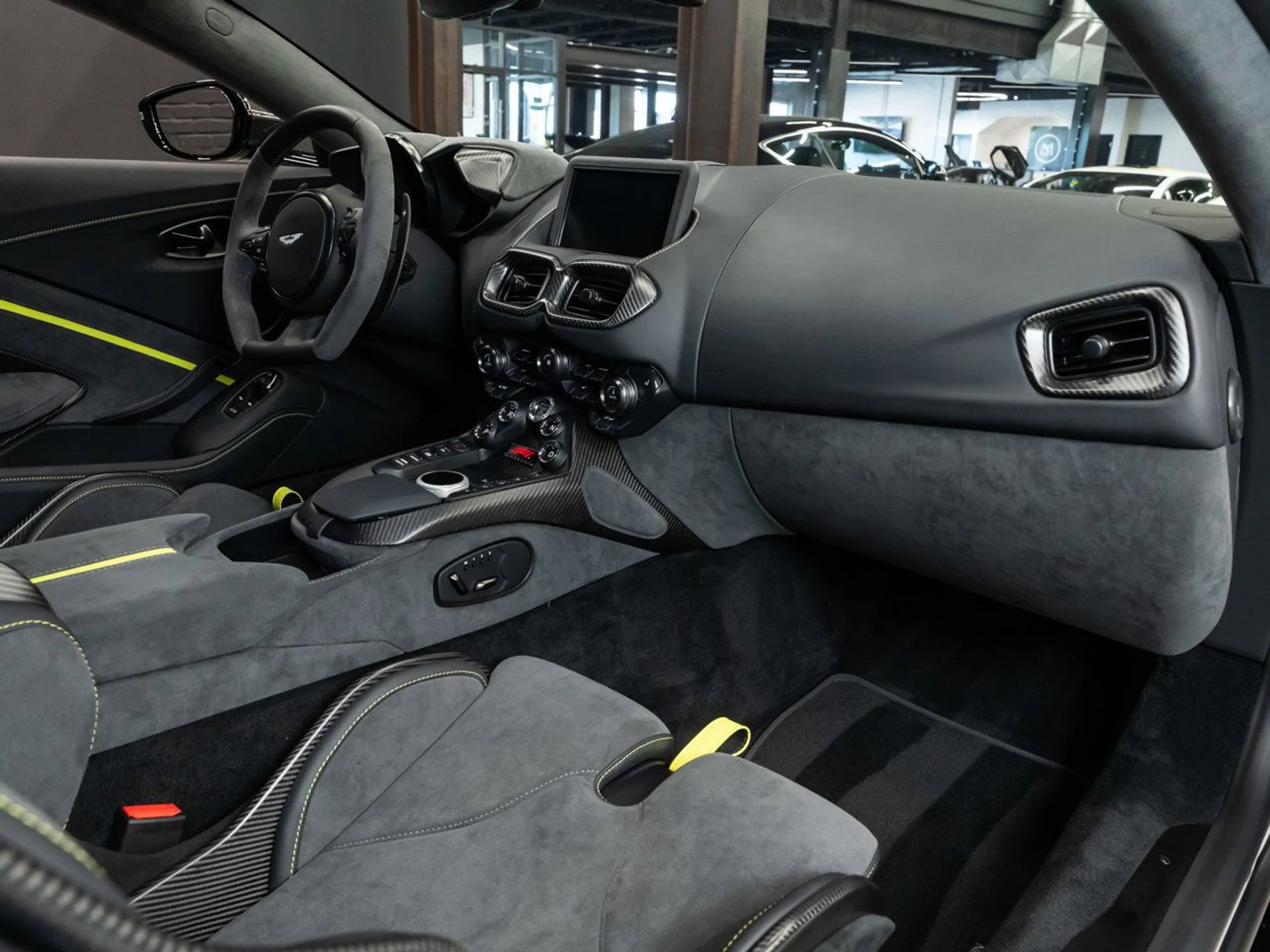mph109_258353706_aston_martin_vantage_2023_368bb3b789