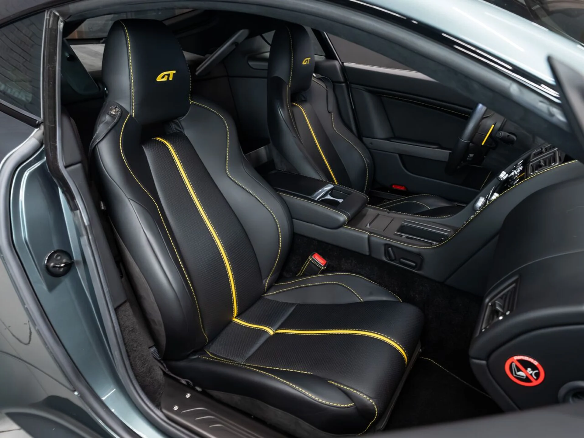 mph109_2677182196_aston_martin_v8_vantage_2015_7b2d0013fa