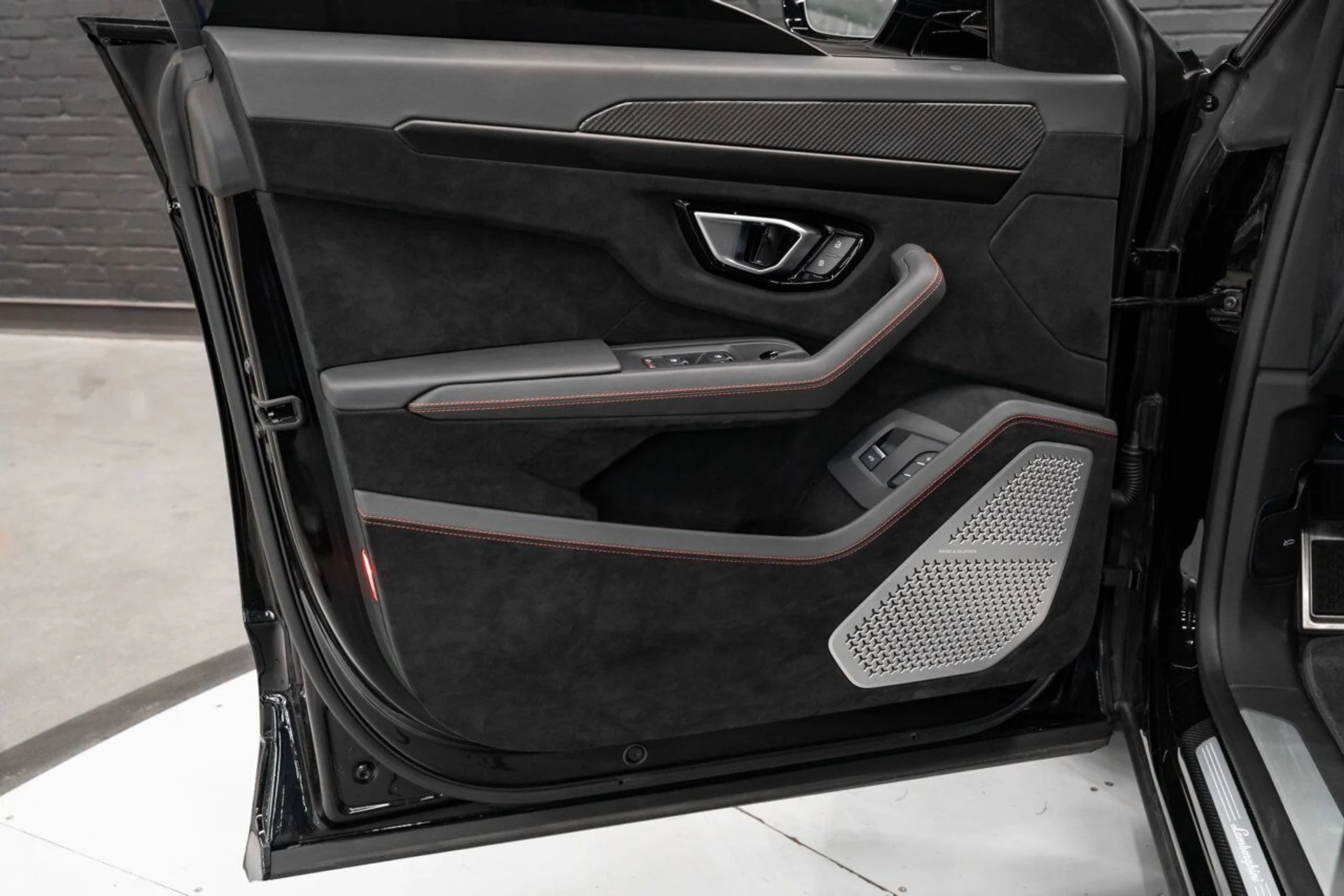 mph110_2733282001_lamborghini_urus_2023_d84a6753d8