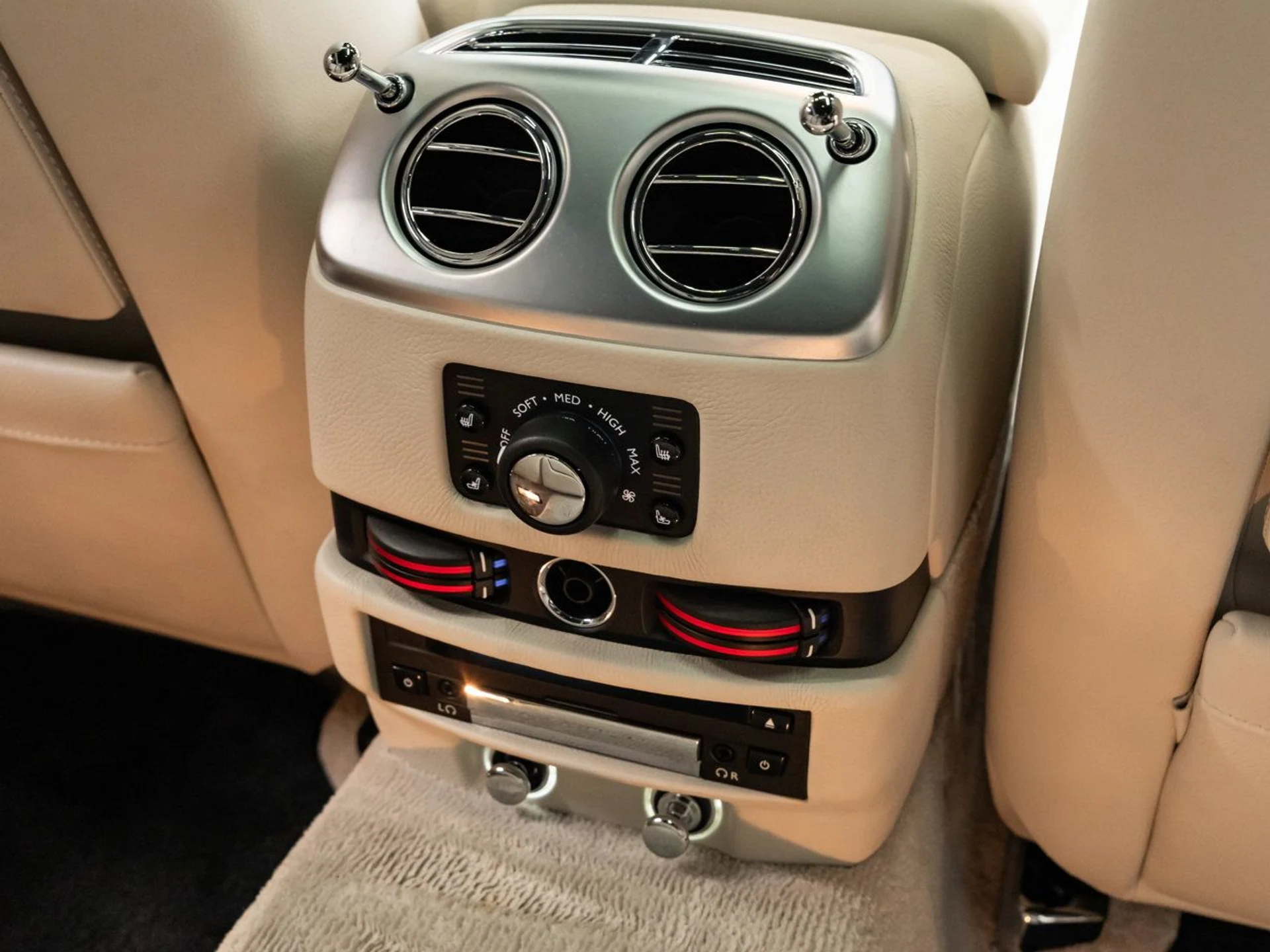 mph110_2932494712_rolls_royce_ghost_2012_33ddadd413