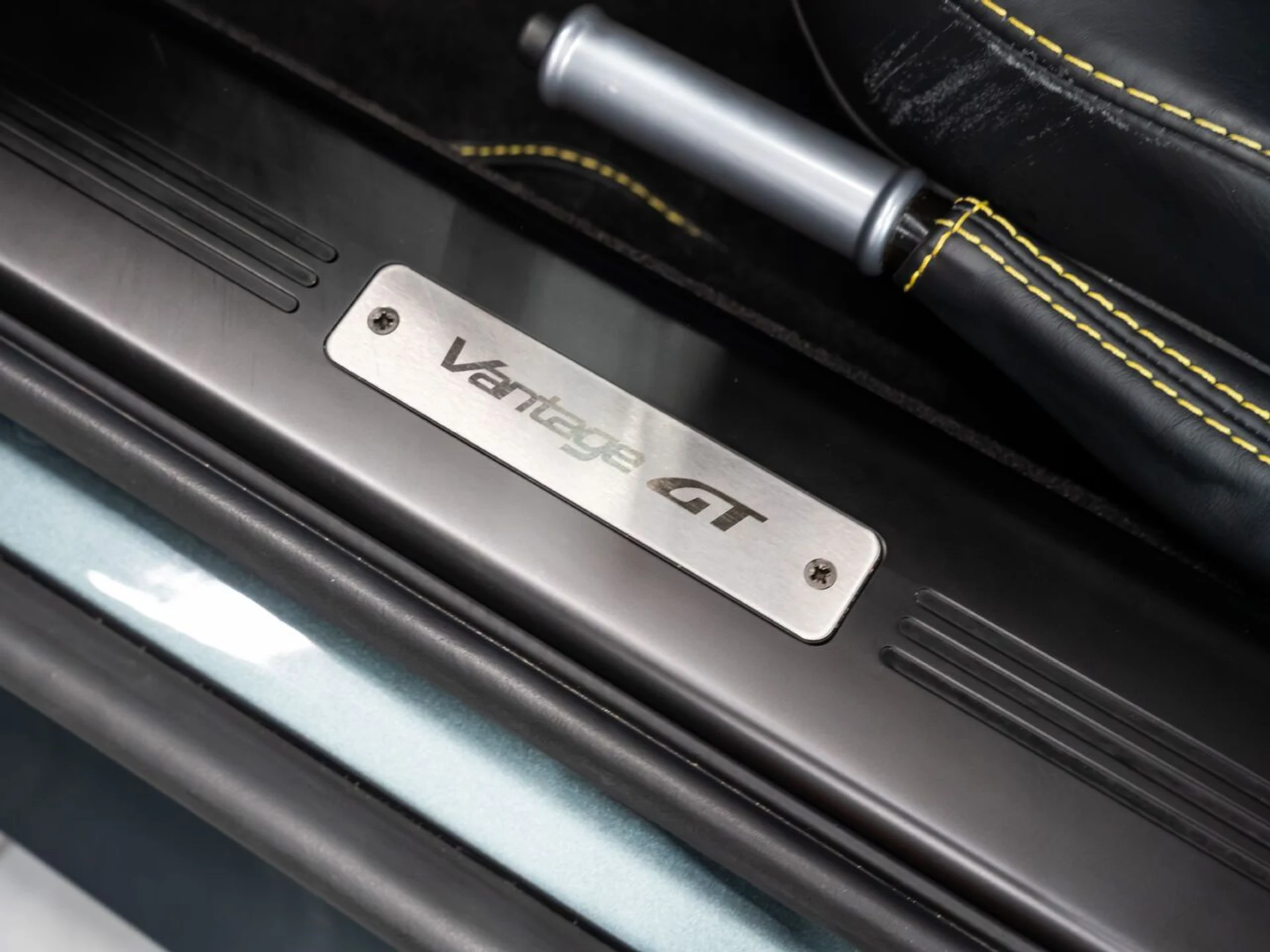 mph110_3054634048_aston_martin_v8_vantage_2015_5710bc09df