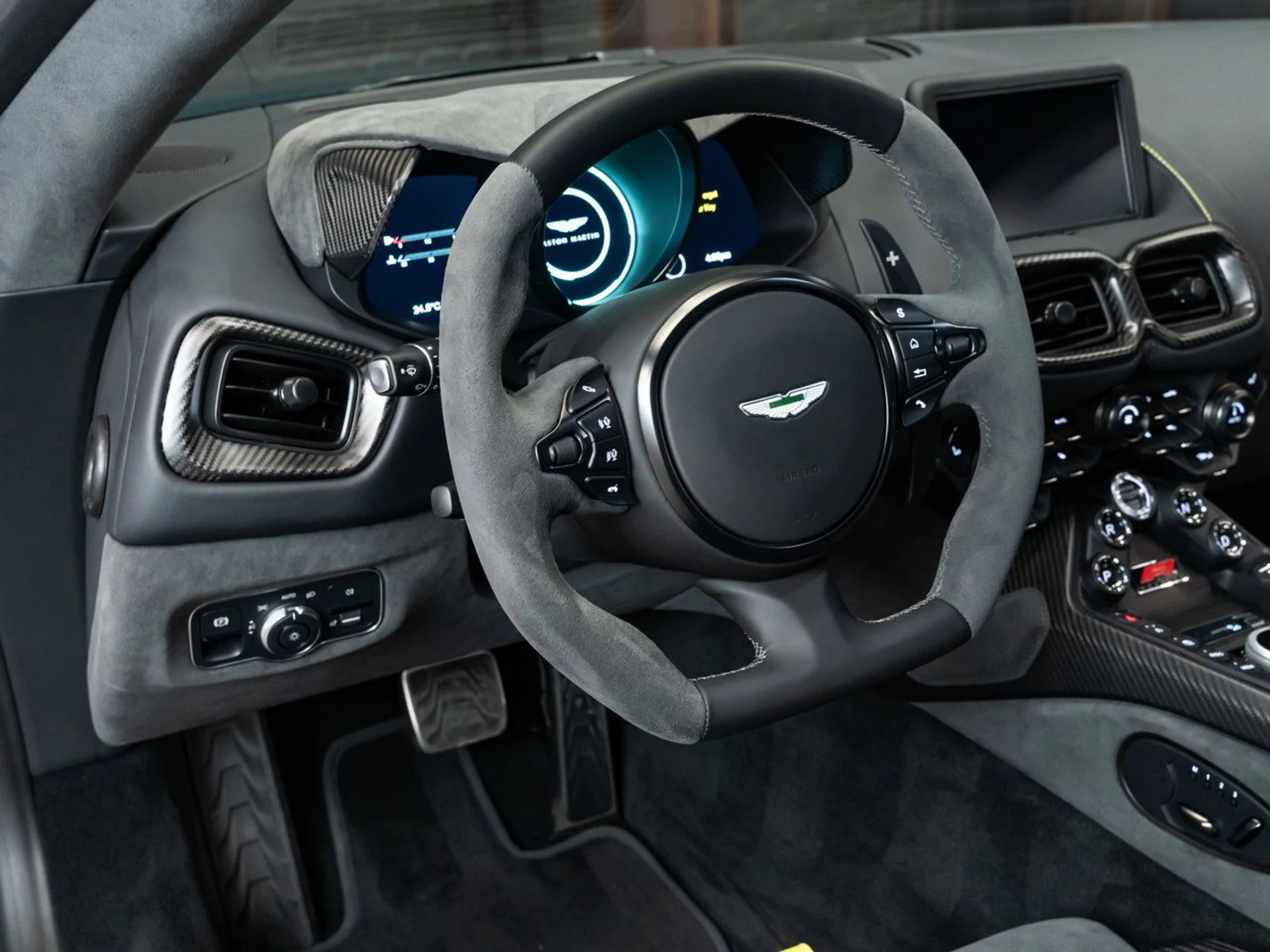 mph110_521667099_aston_martin_vantage_2023_c4d81979b4