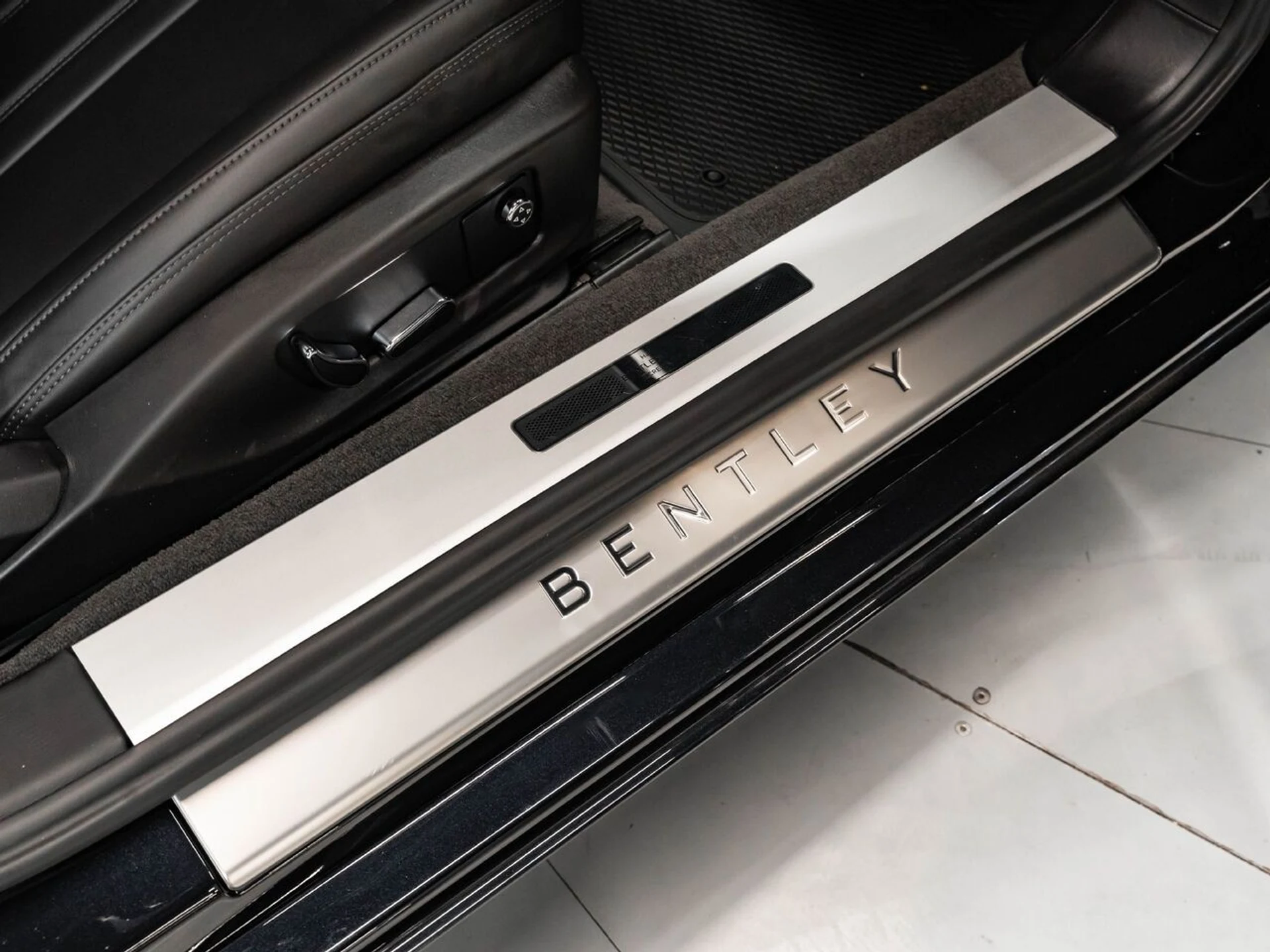 mph111_3585604531_bentley_continental_2022_4eb0c1b928
