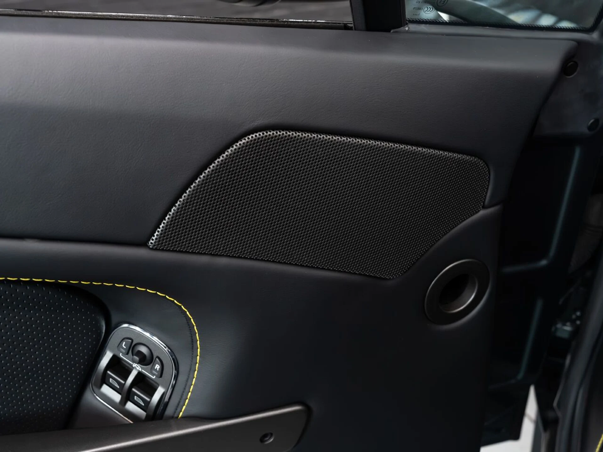 mph112_698102524_aston_martin_v8_vantage_2015_ebe9453702