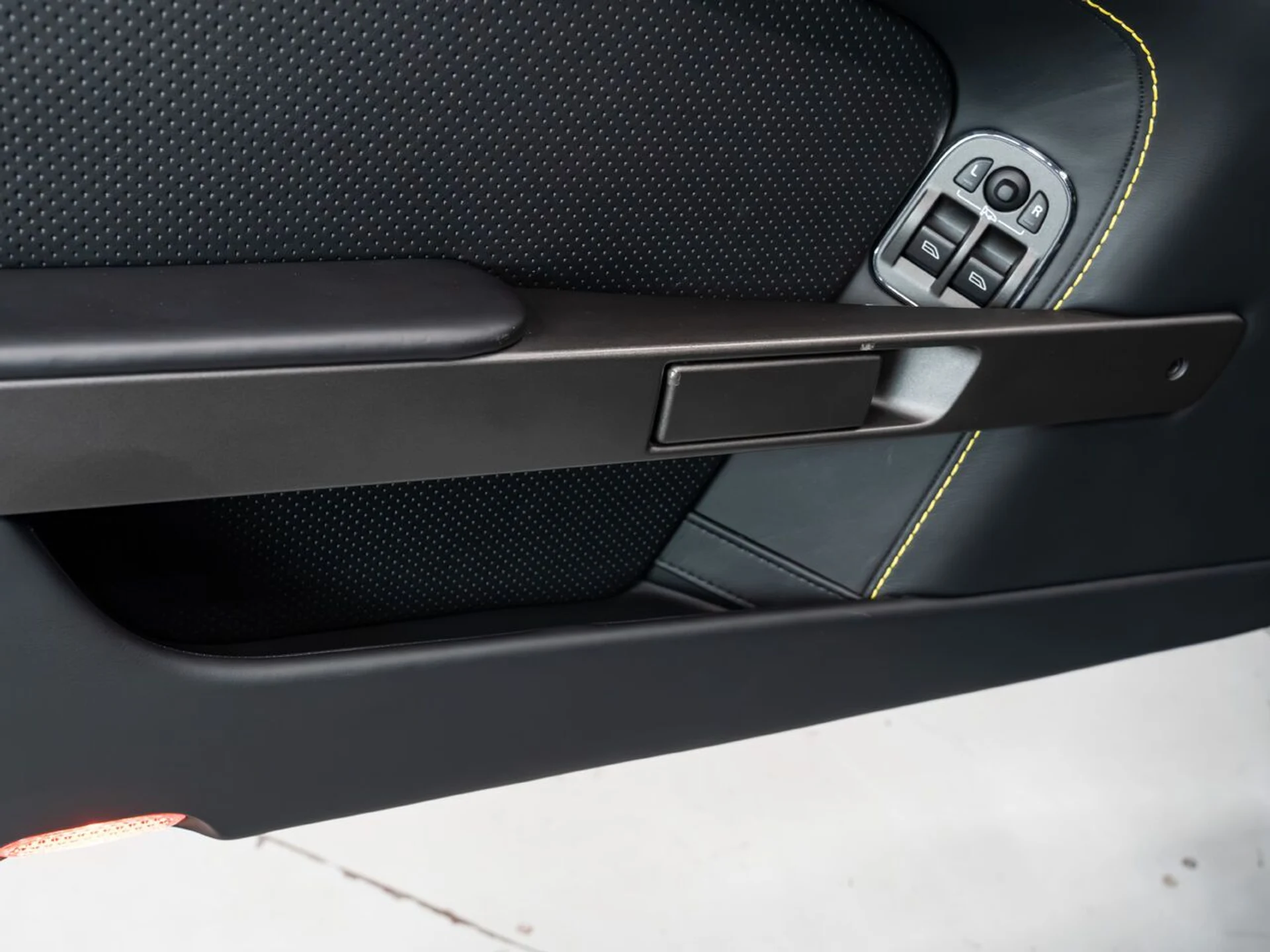 mph113_3976754428_aston_martin_v8_vantage_2015_e52f14a67c