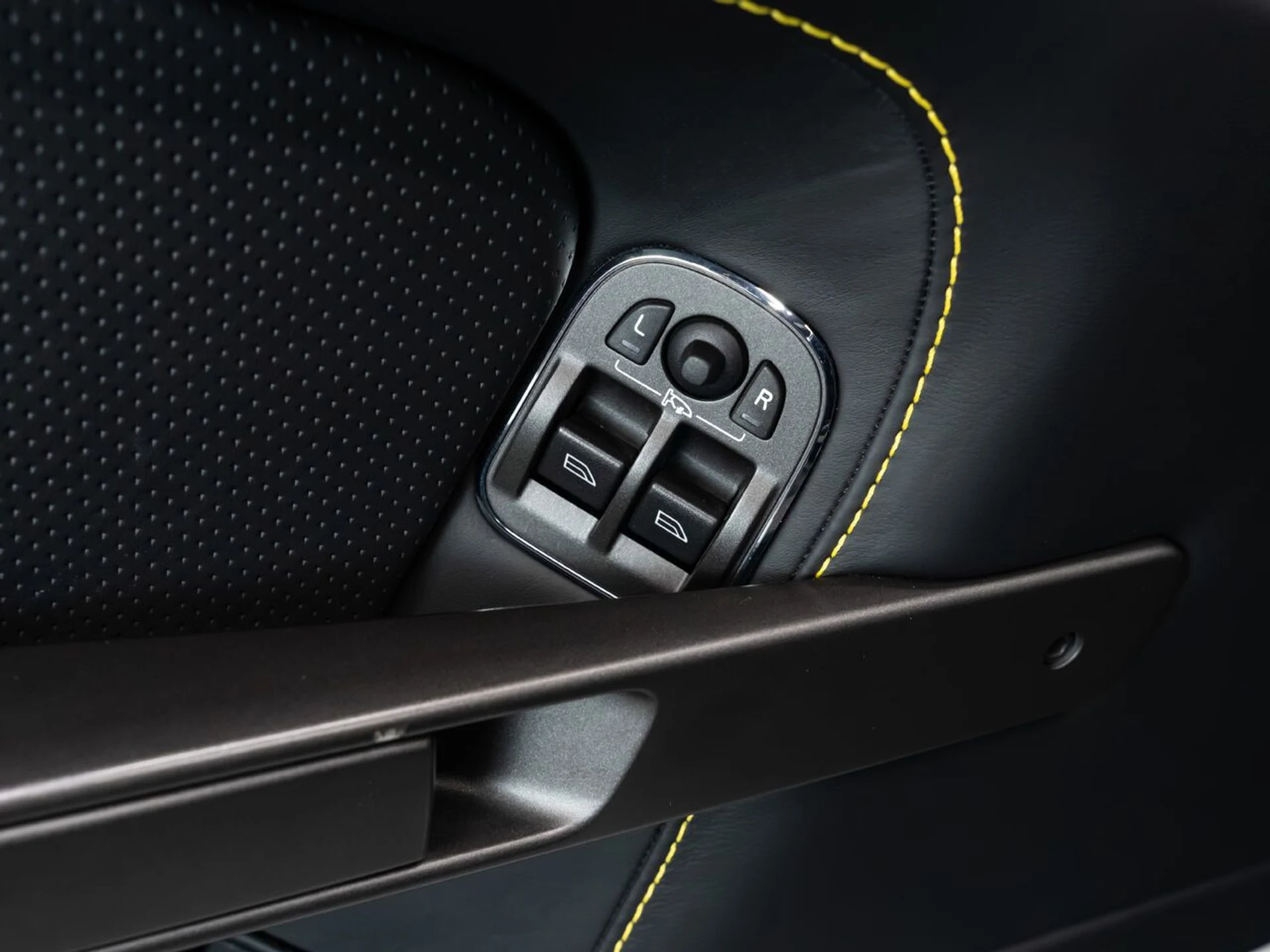 mph114_1231803749_aston_martin_v8_vantage_2015_4341175513