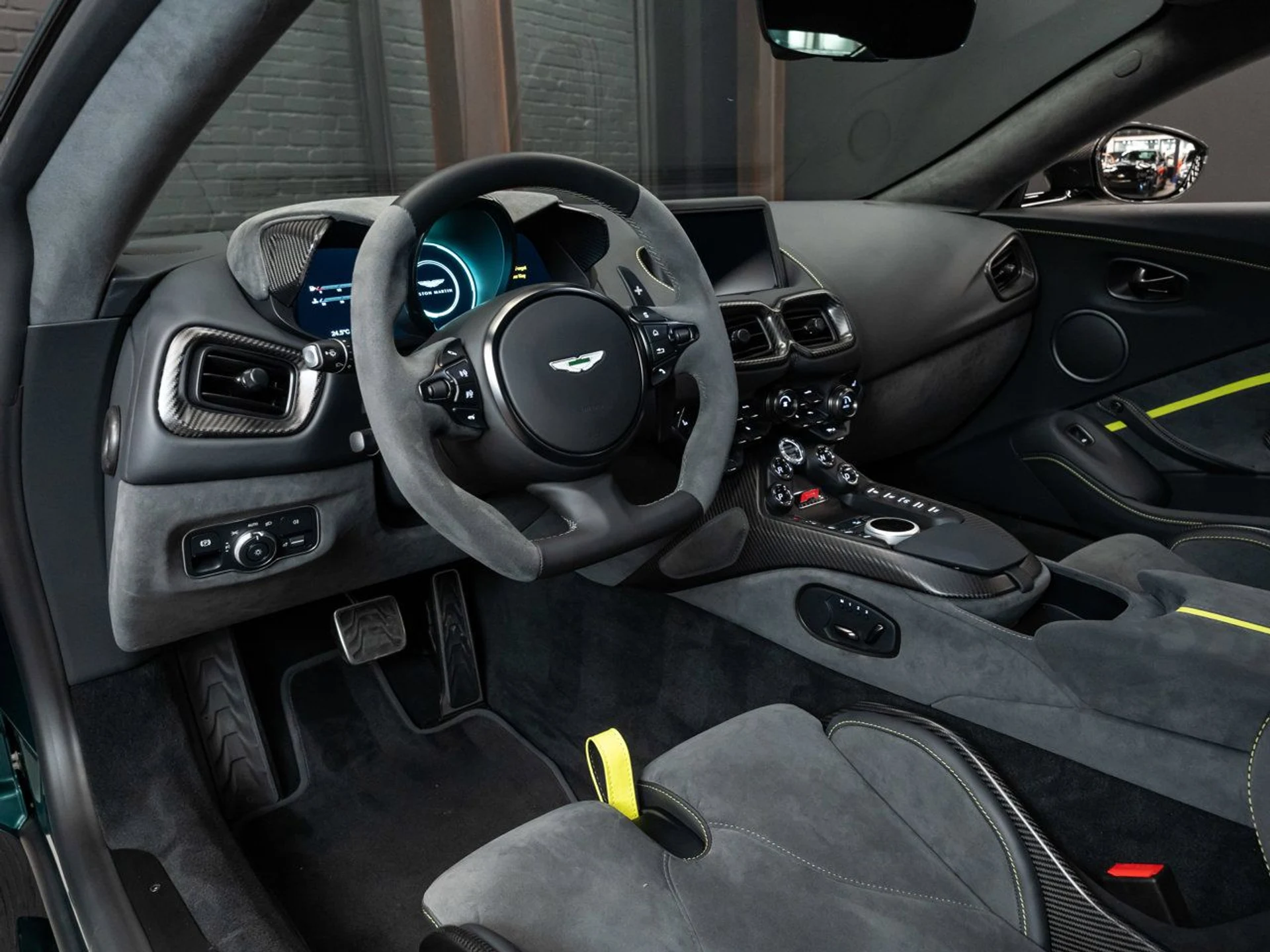 mph114_2202977888_aston_martin_vantage_2023_61f156dccc