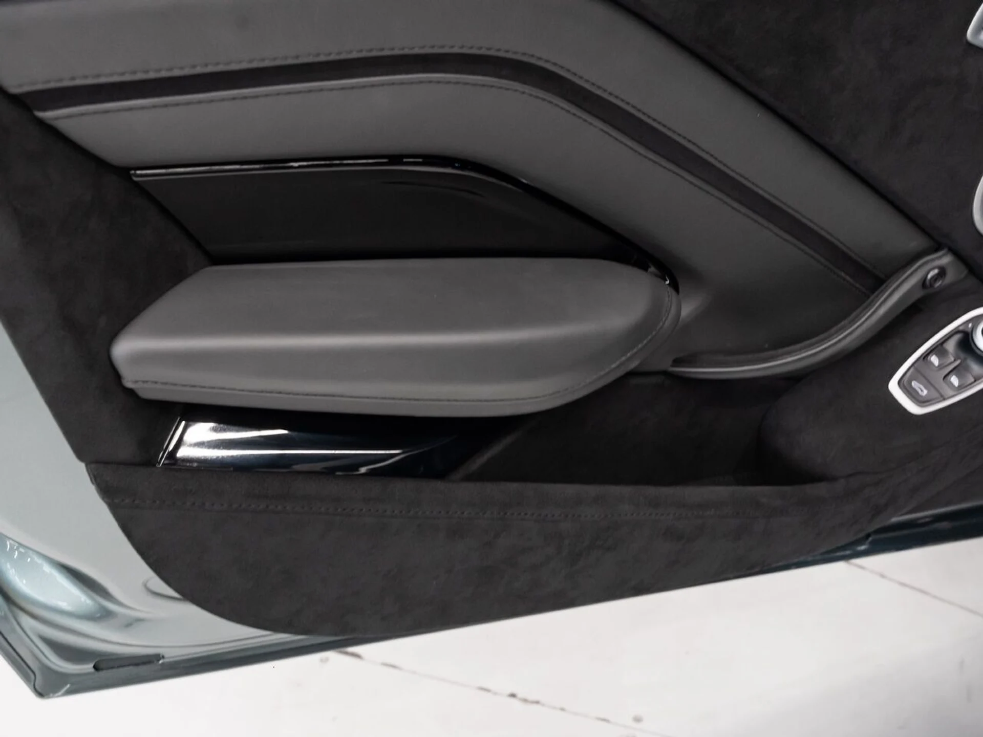 mph115_700341802_aston_martin_vantage_2020_a7e1ecbdb5