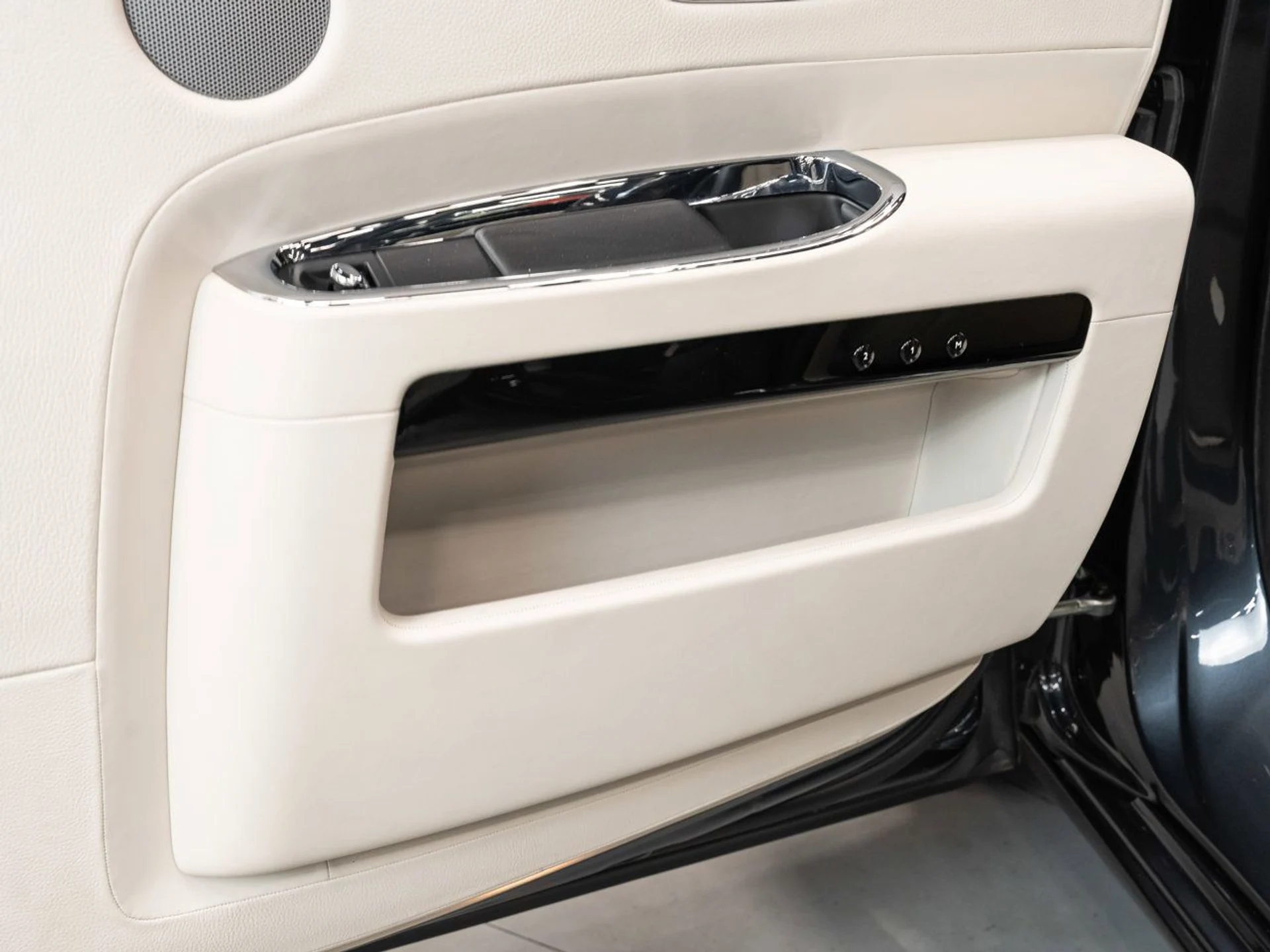 mph116_1945172297_rolls_royce_ghost_2012_f1f3a6ccf5