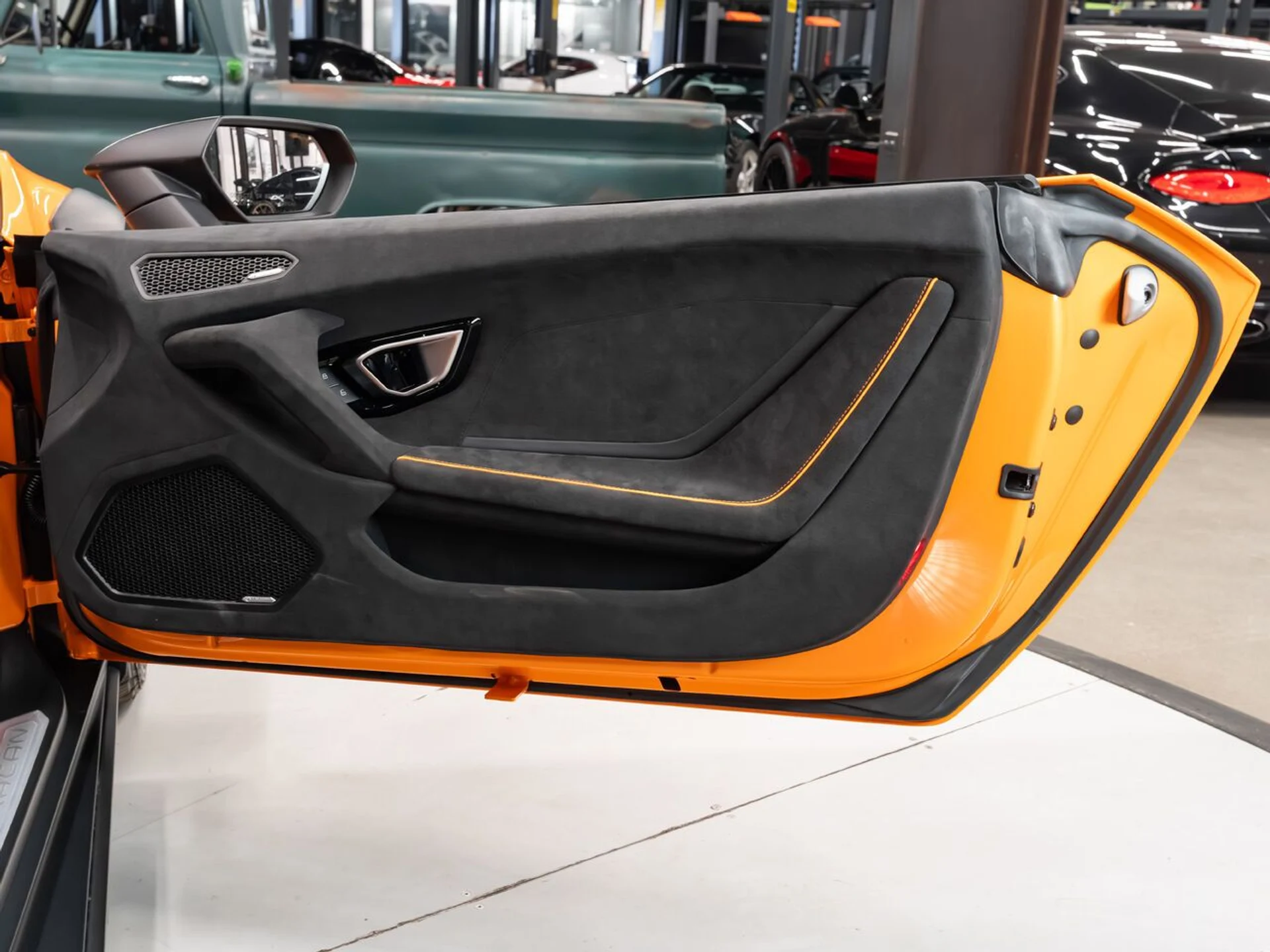 mph116_2376264915_lamborghini_huracan_2023_7c7e6a1176