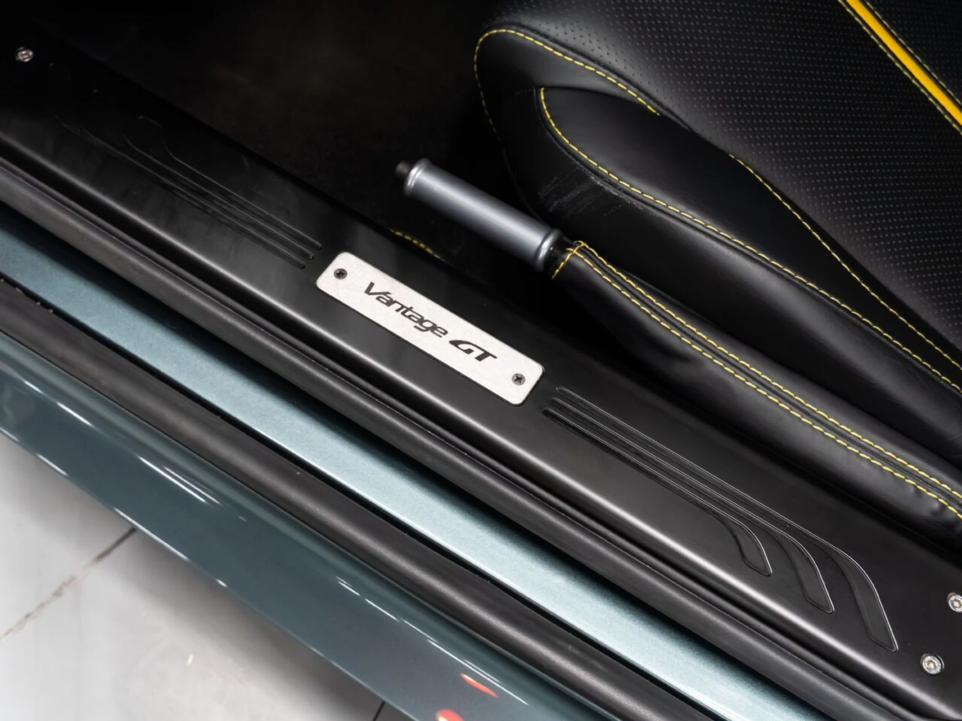 mph116_2760548150_aston_martin_v8_vantage_2015_99910d88e6