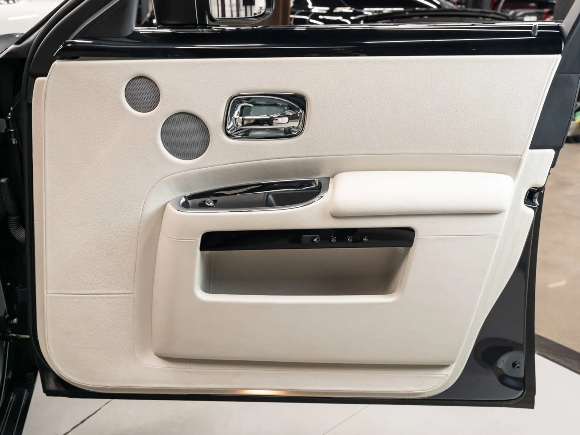 mph117_1548576075_rolls_royce_ghost_2012_c7a86a47ba