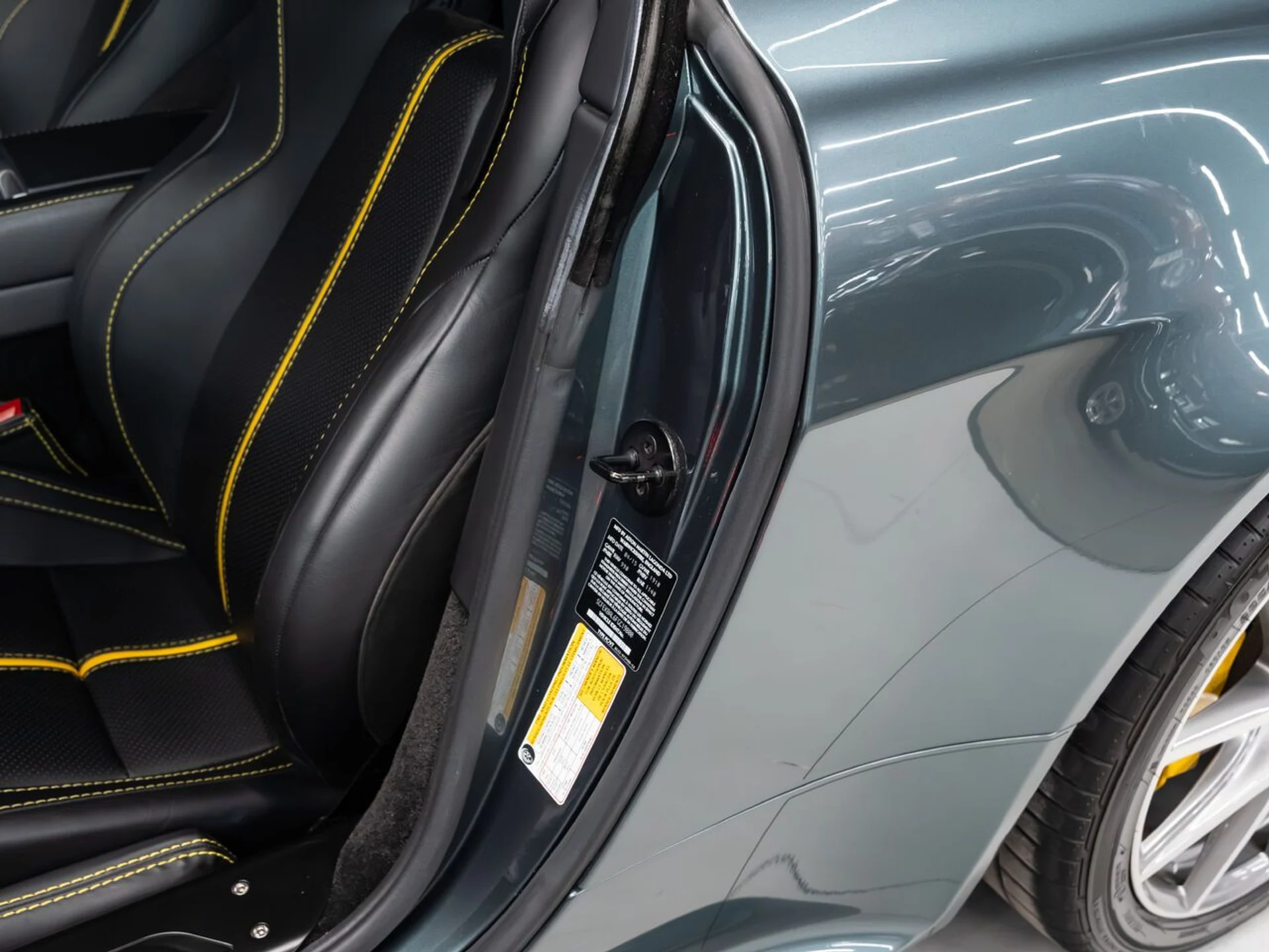 mph117_813462072_aston_martin_v8_vantage_2015_4ed46e1646