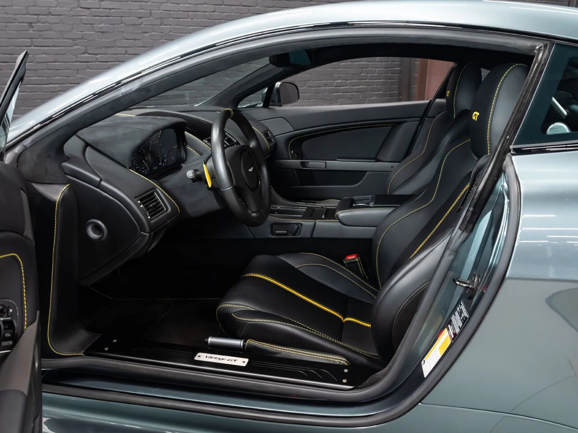 mph118_3809014512_aston_martin_v8_vantage_2015_17c5acd72a