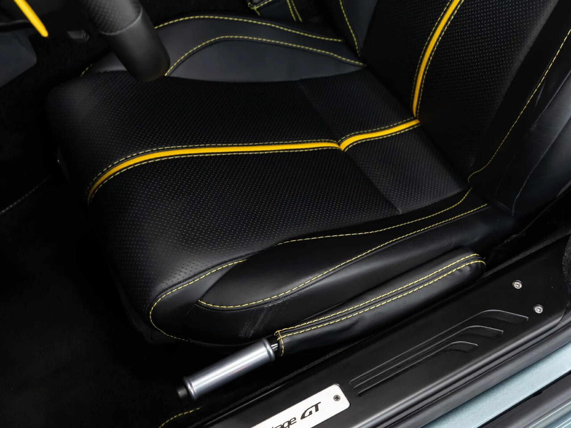 mph119_2003543095_aston_martin_v8_vantage_2015_193152b30b