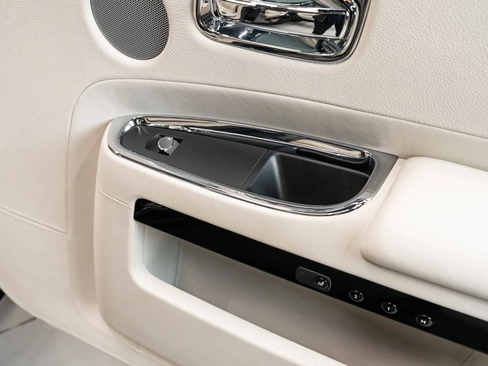 mph119_2624341971_rolls_royce_ghost_2012_1dae1e84b4