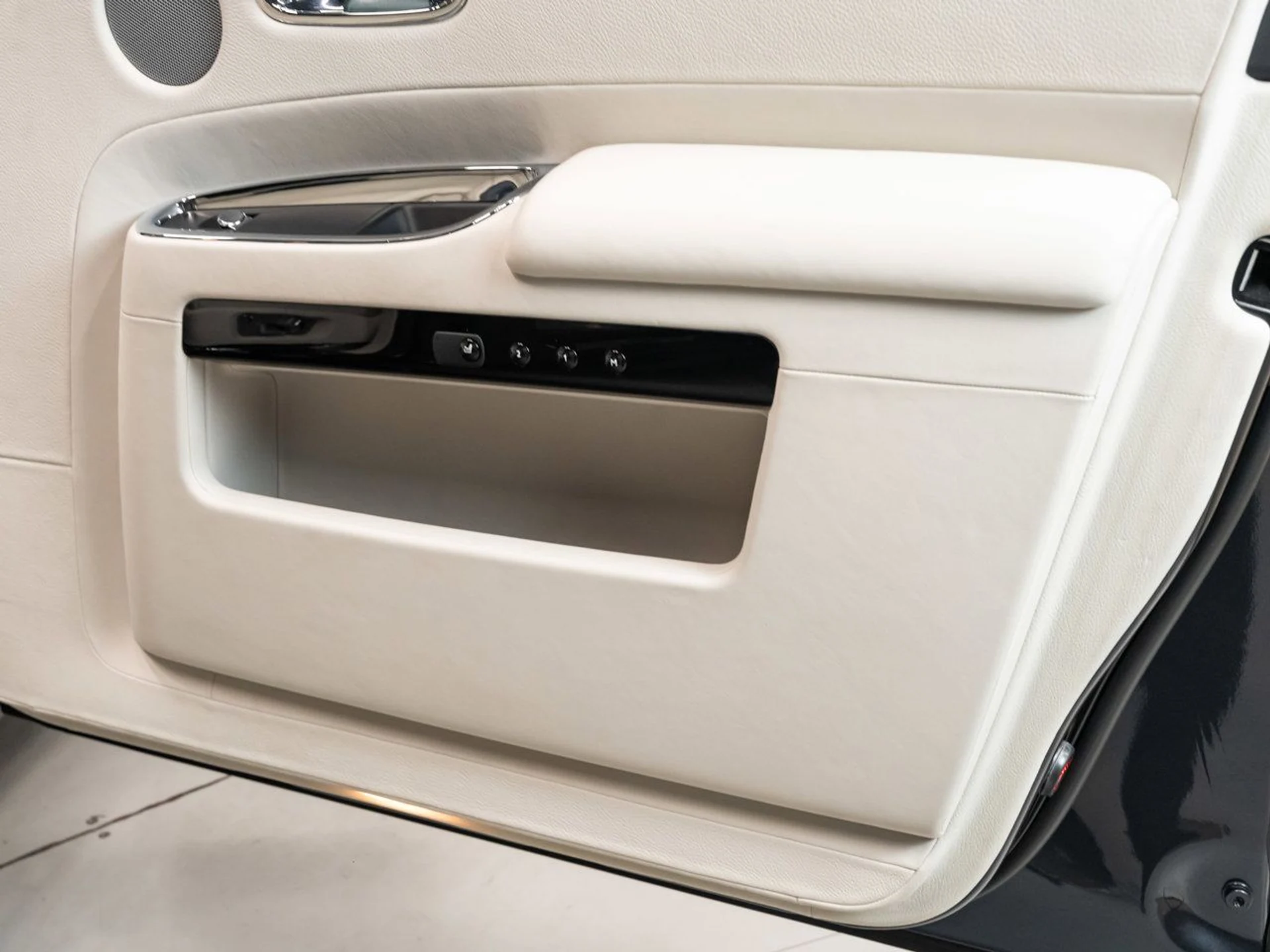 mph120_4134178627_rolls_royce_ghost_2012_12a7c7273a