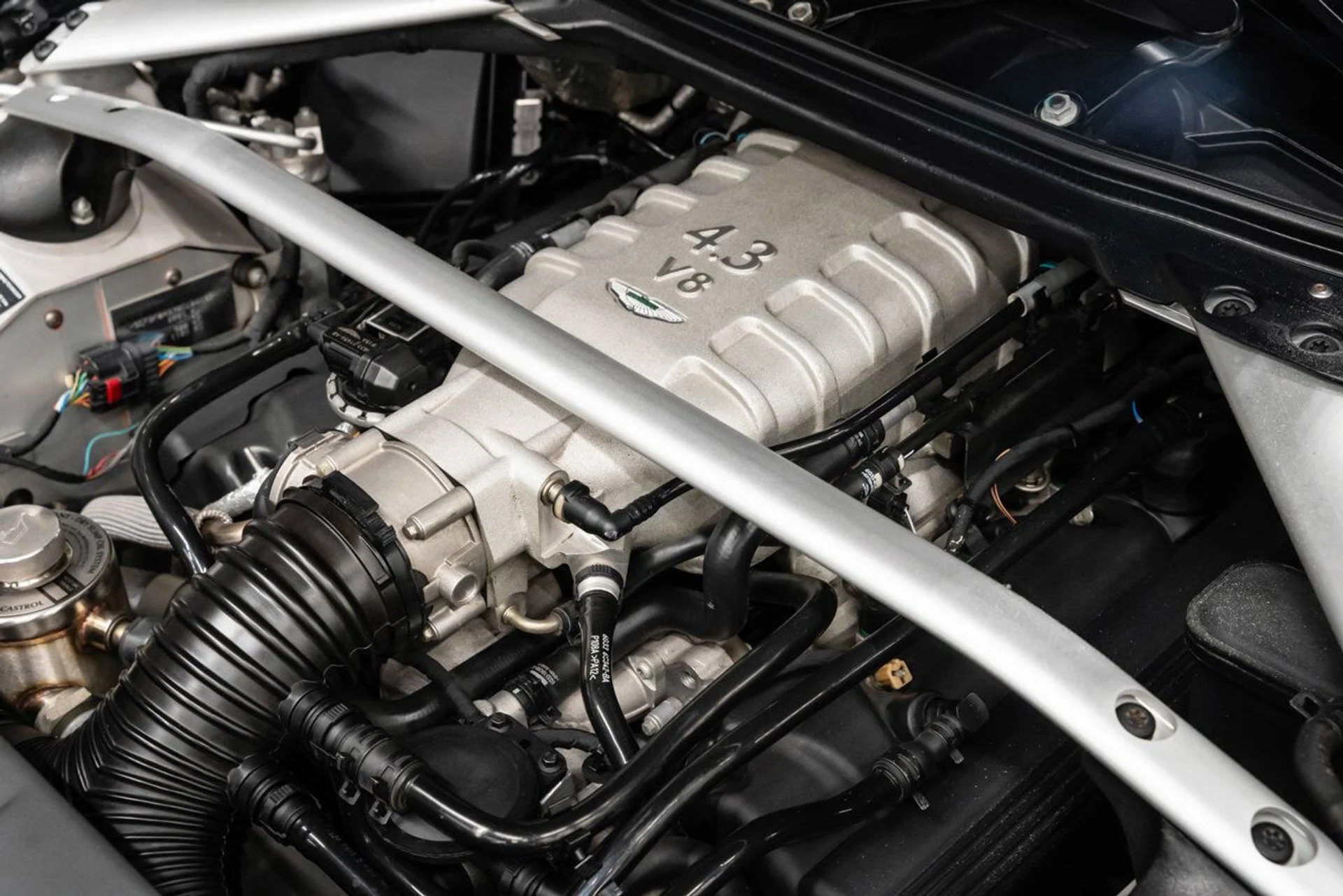 mph120_422909938_aston_martin_vantage_2008_1f4c909ec3