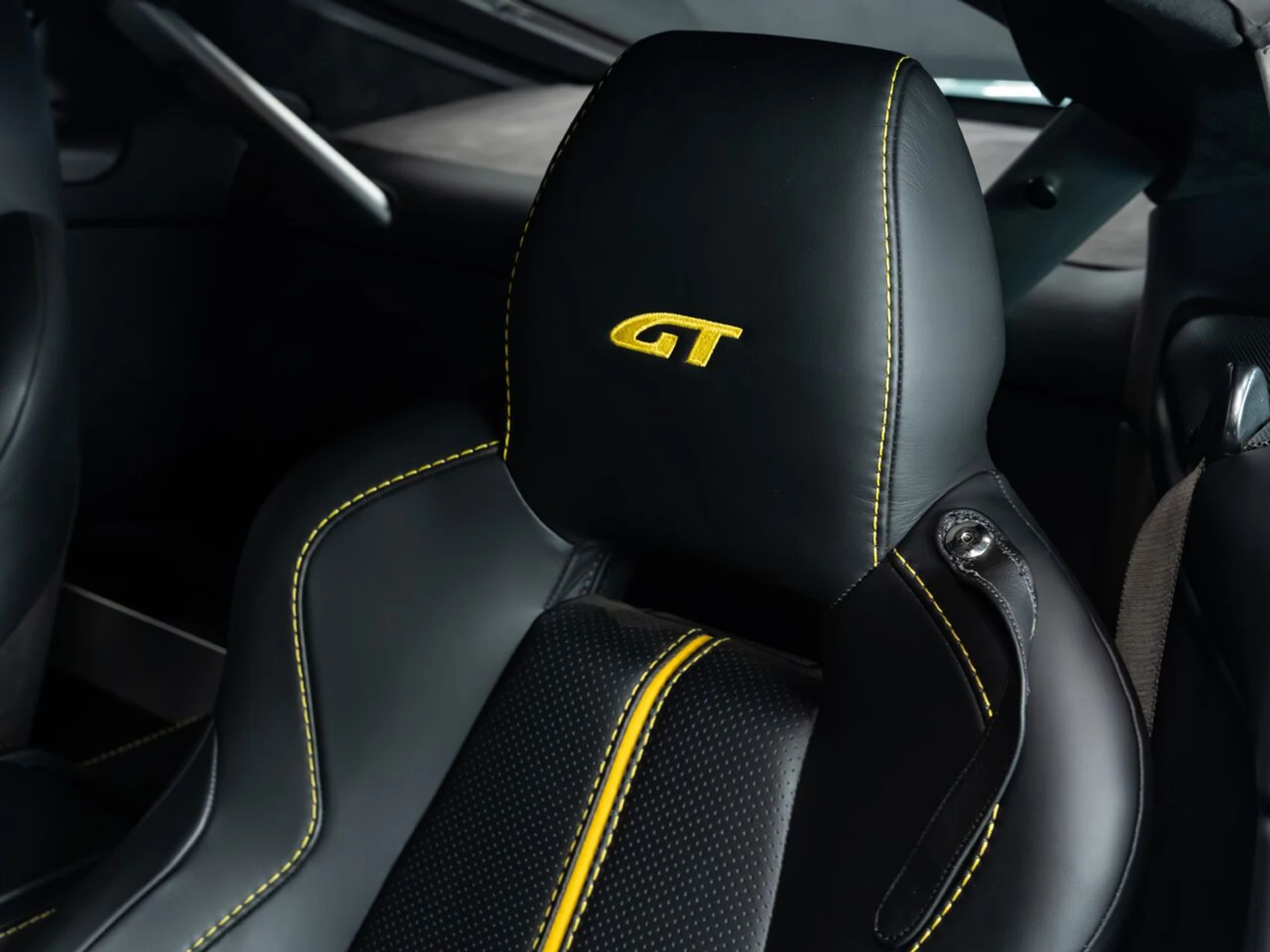 mph120_894017886_aston_martin_v8_vantage_2015_913aecb00e