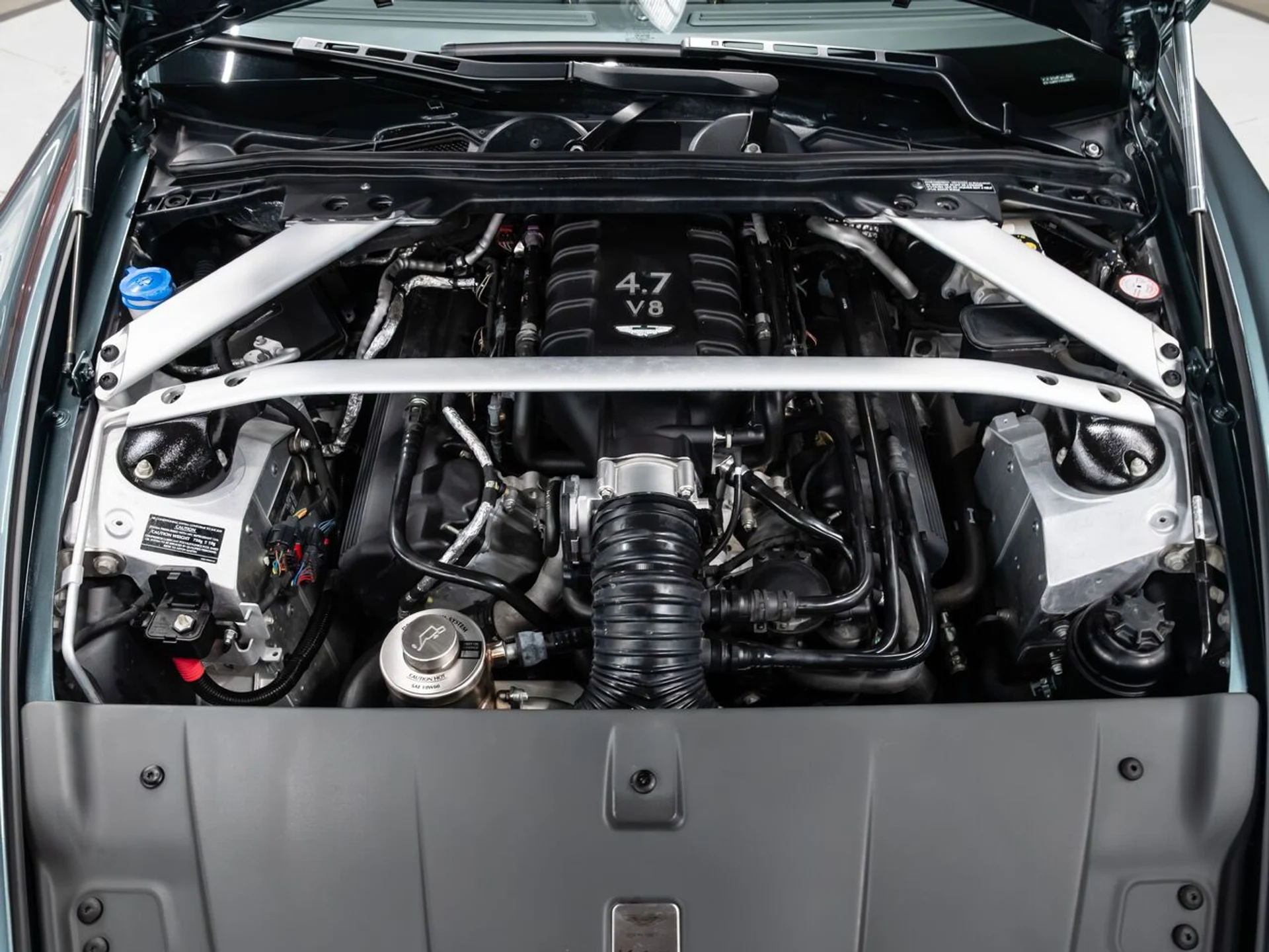 mph121_3221429633_aston_martin_v8_vantage_2015_76ee3af058