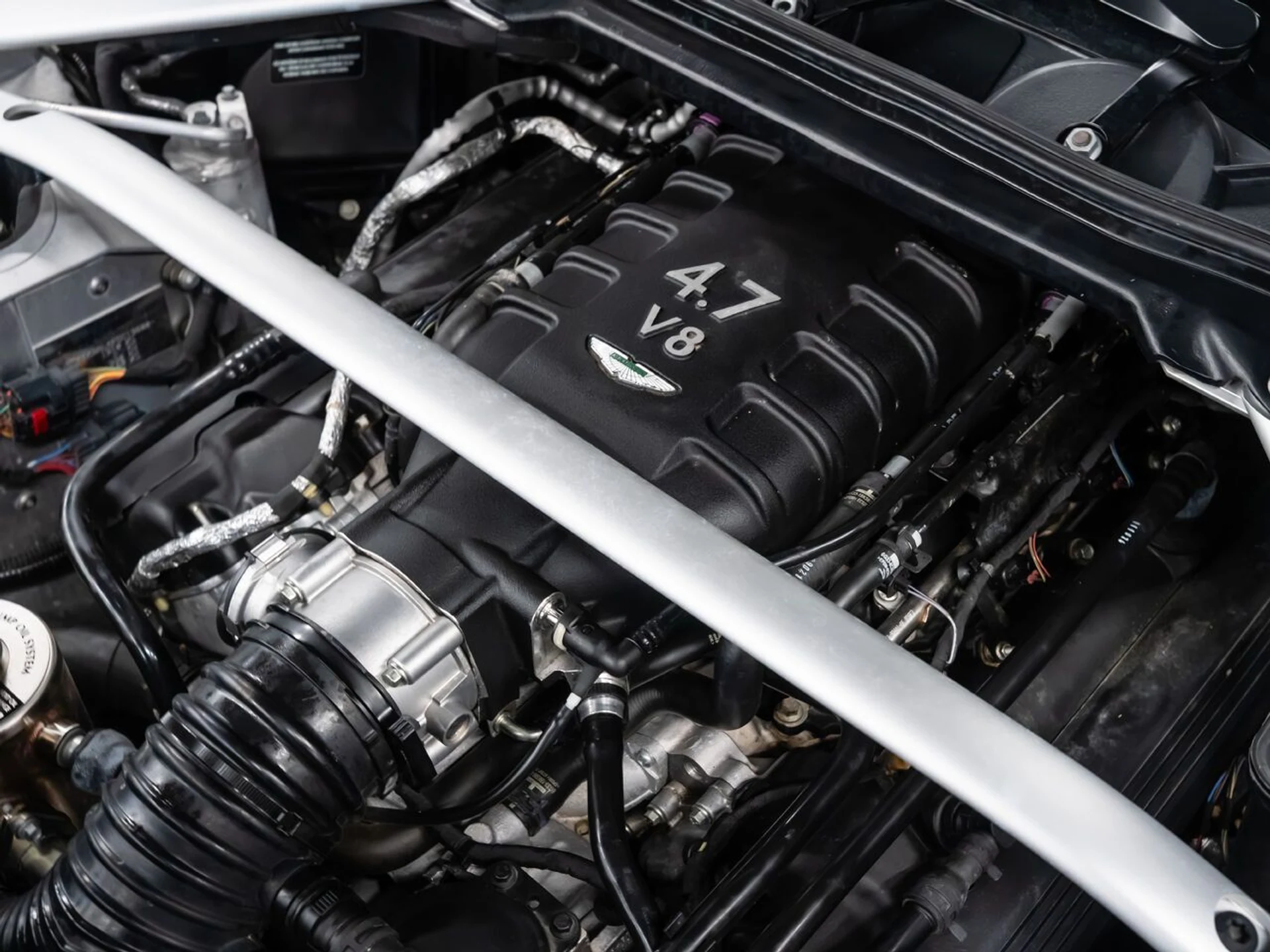 mph123_849717772_aston_martin_v8_vantage_2015_7f932f2bc8