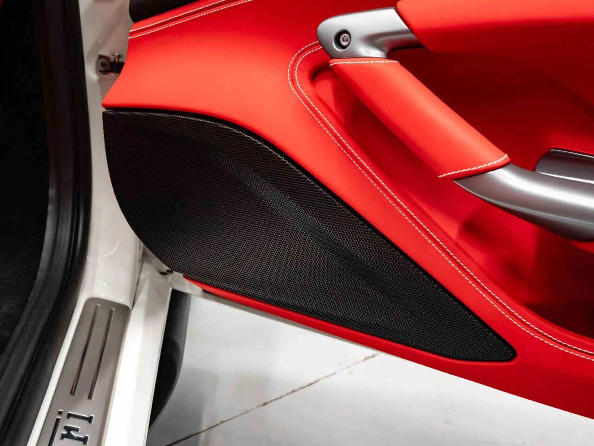 mph124_1728022967_ferrari_f8_spider_2022_ff0c2358c5