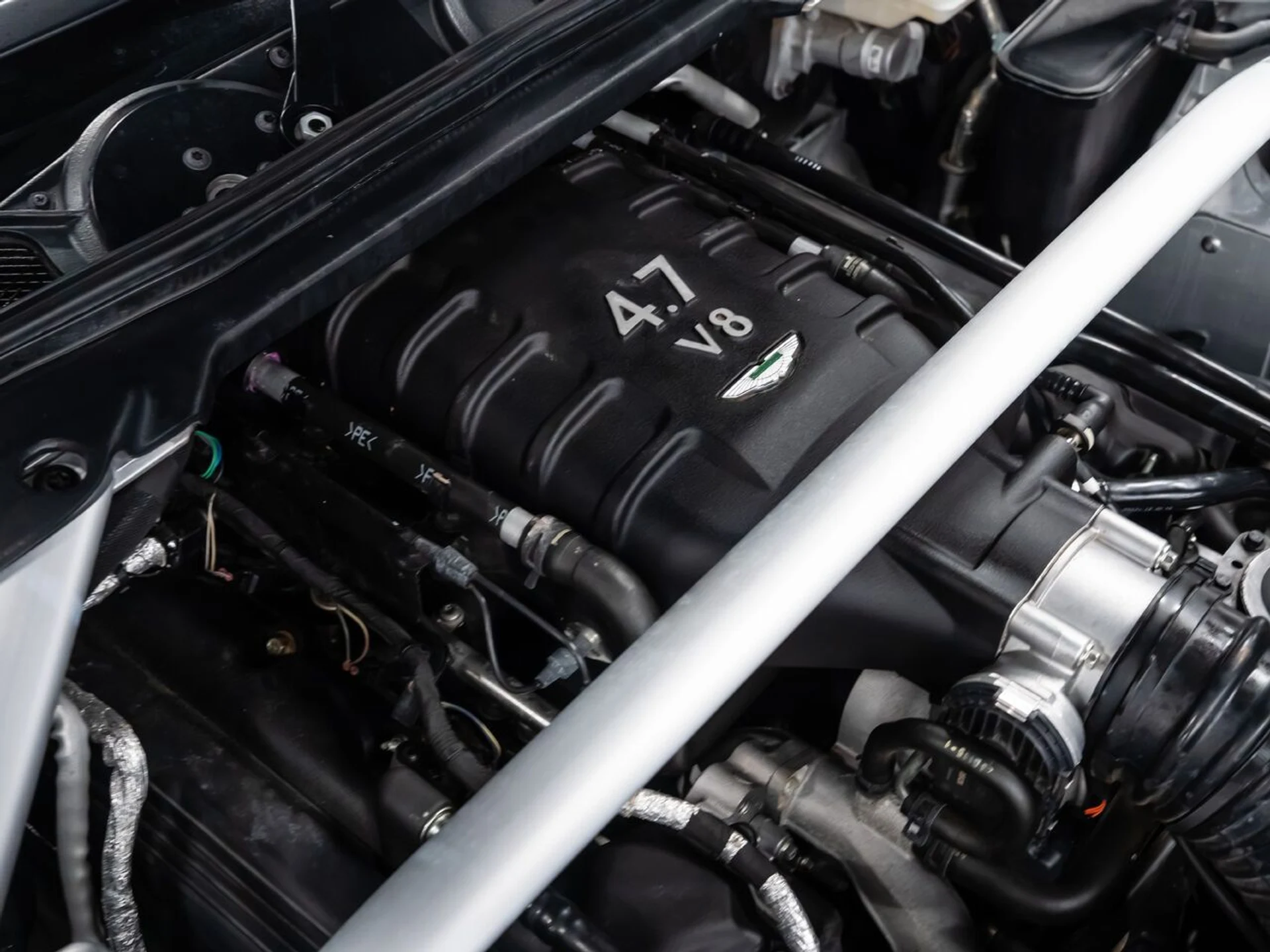 mph124_2089926058_aston_martin_v8_vantage_2015_f6060644fa