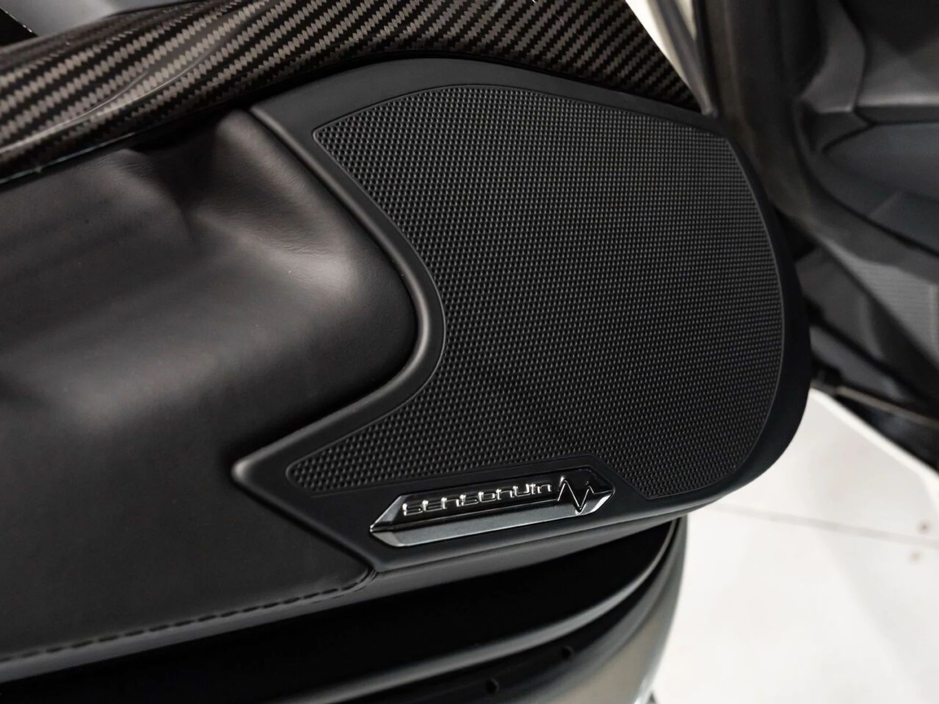 mph125_869741859_lamborghini_aventador_2017_2cacbc6a03