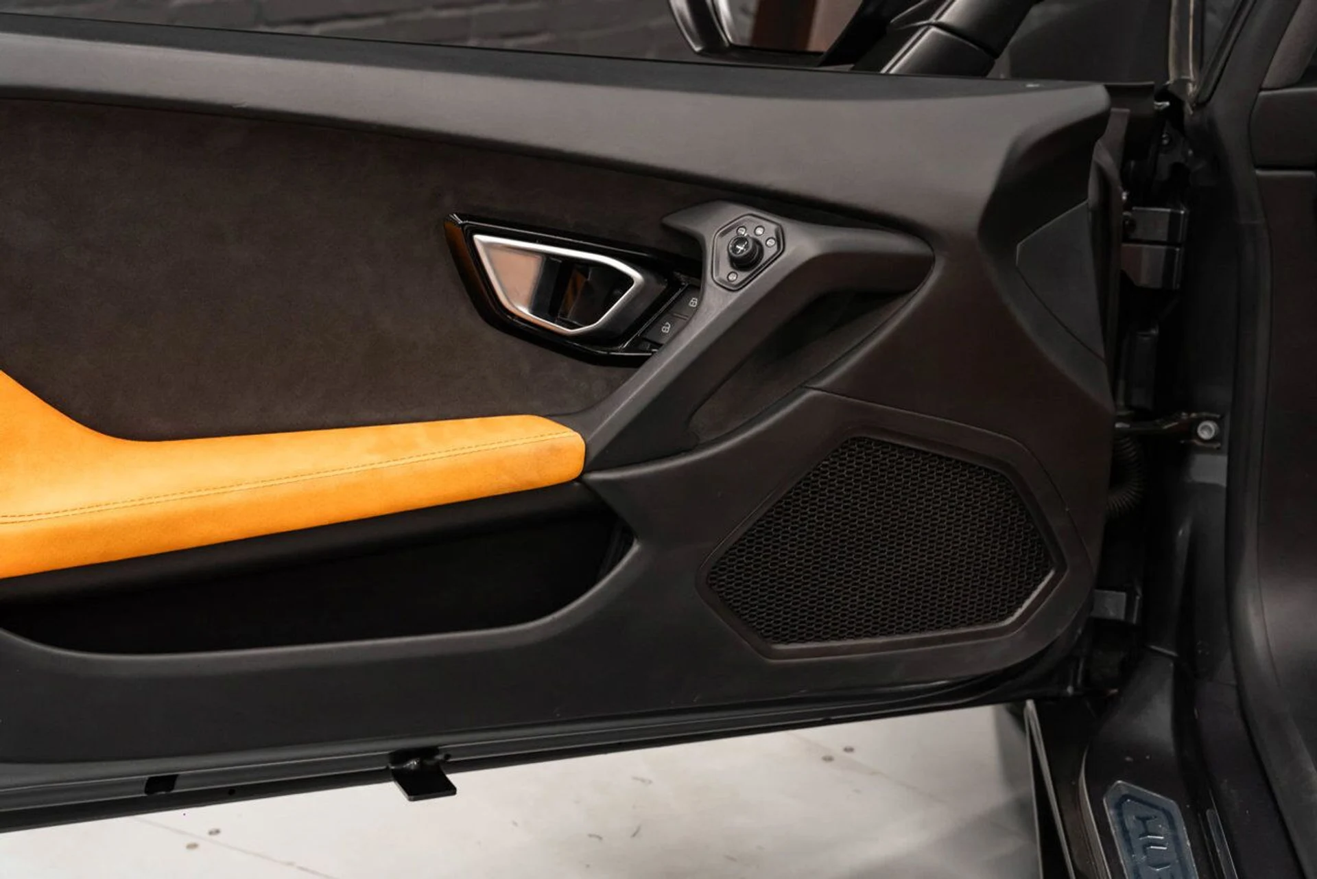 mph127_3797200740_lamborghini_huracan_2016_fb31a92562