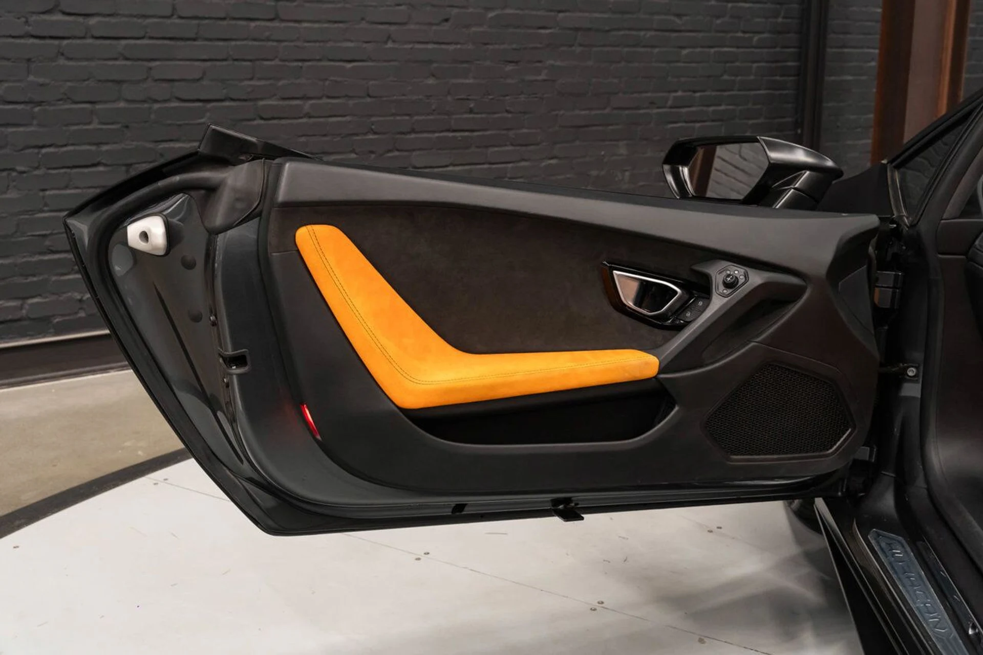 mph129_1854010847_lamborghini_huracan_2016_ae3e80cebf