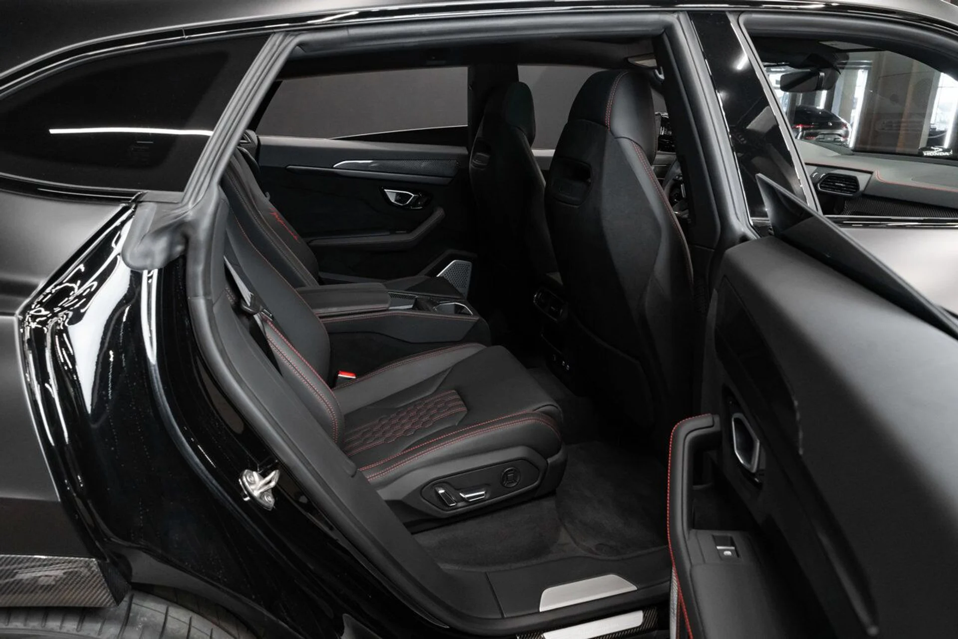 mph131_3698727888_lamborghini_urus_2023_585948f1c0