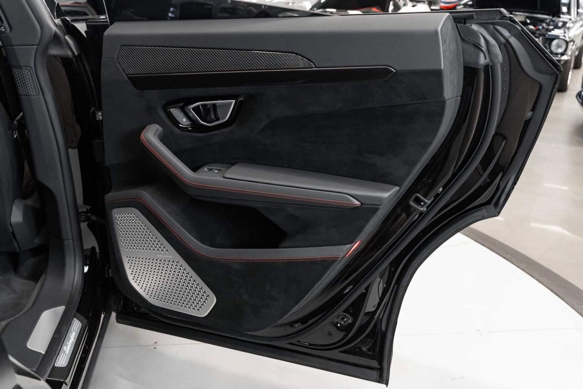 mph134_122017783_lamborghini_urus_2023_923ff617cb