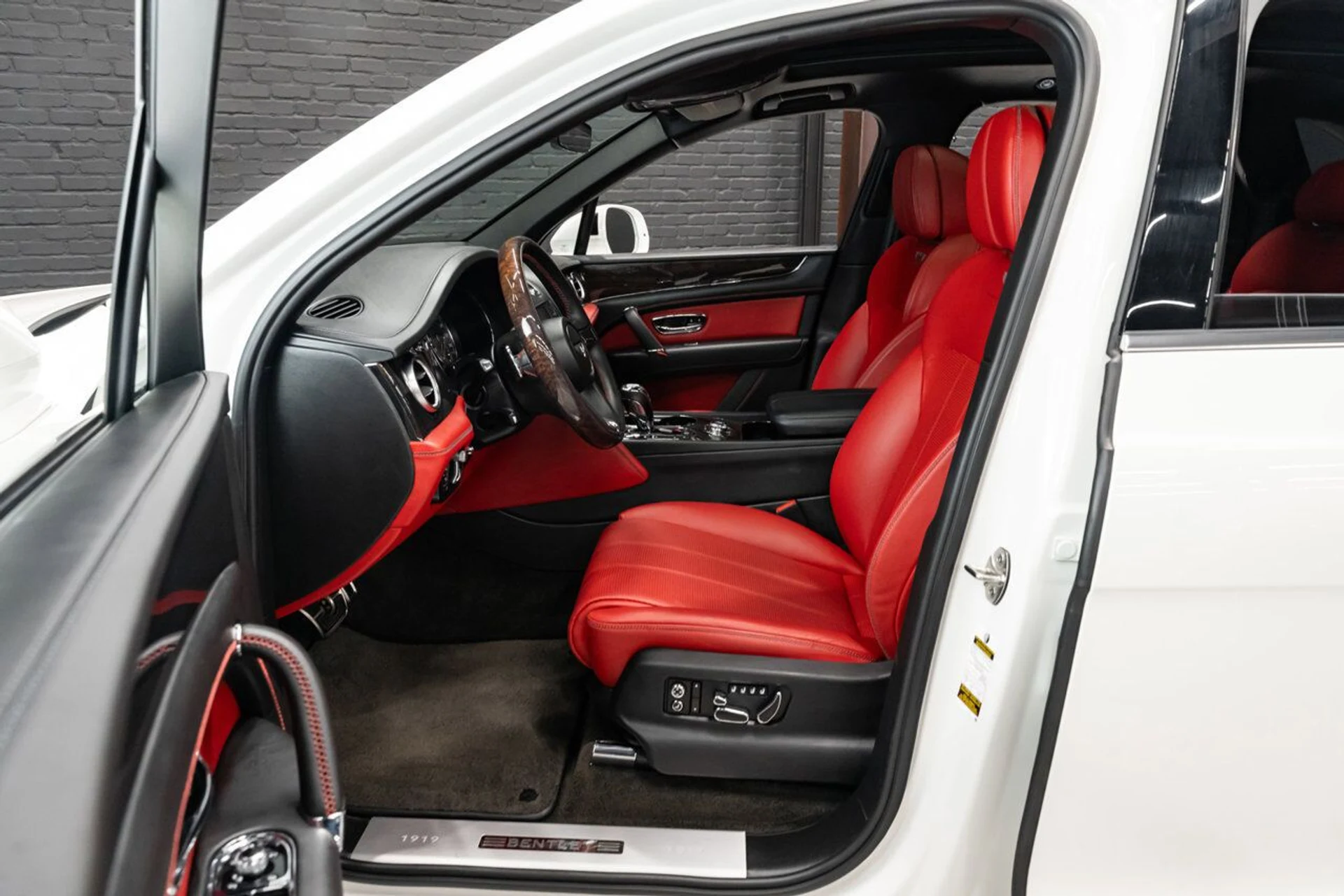 mph134_1953493306_bentley_bentayga_2019_6d8a6aa915