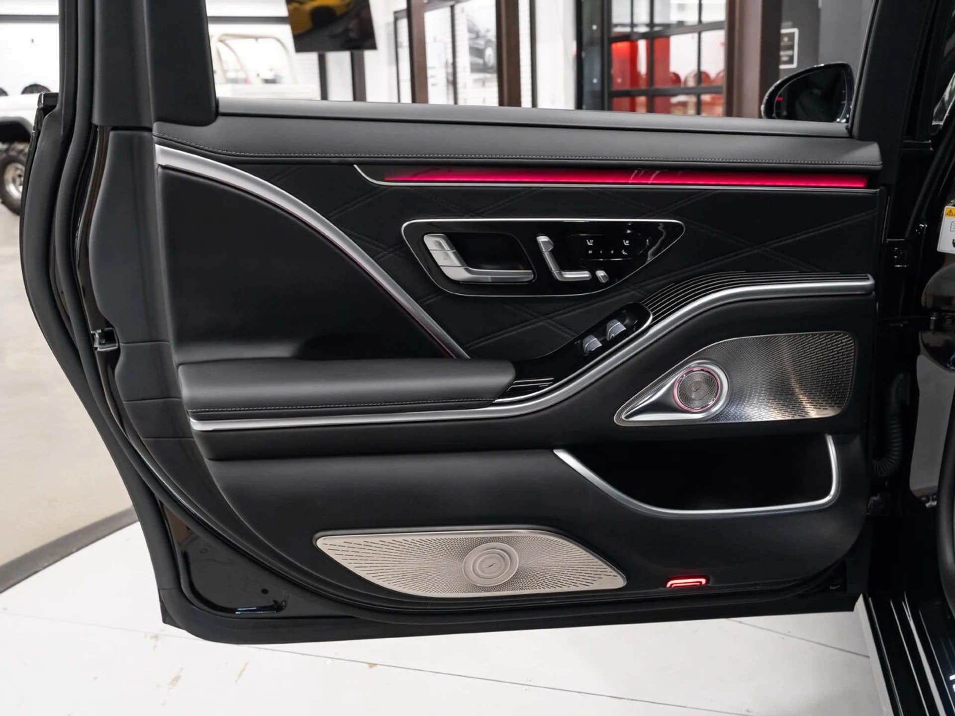 mph137_653587698_mercedes_benz_s_class_2023_493c9e9a69