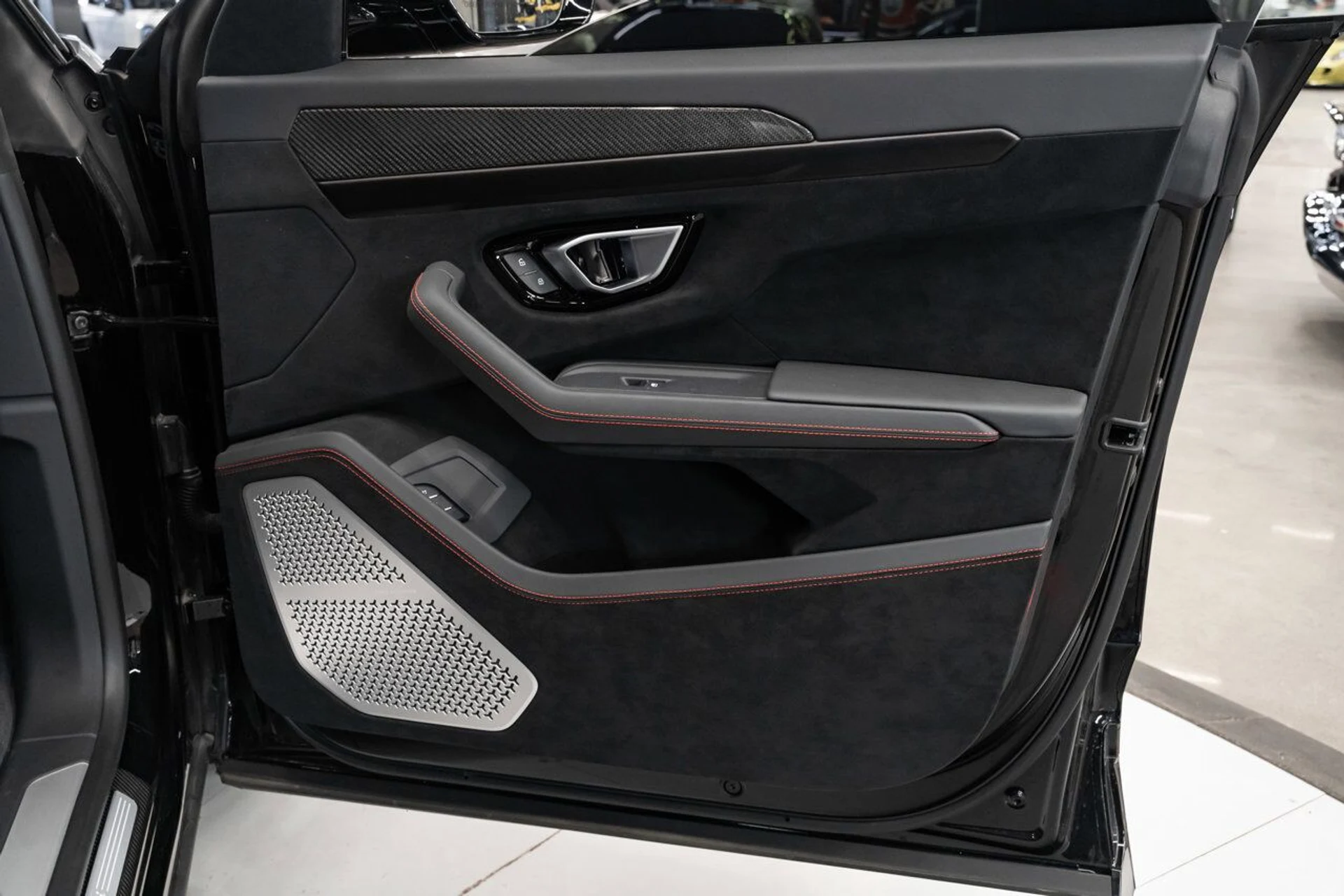 mph141_3011692953_lamborghini_urus_2023_f2783774b7