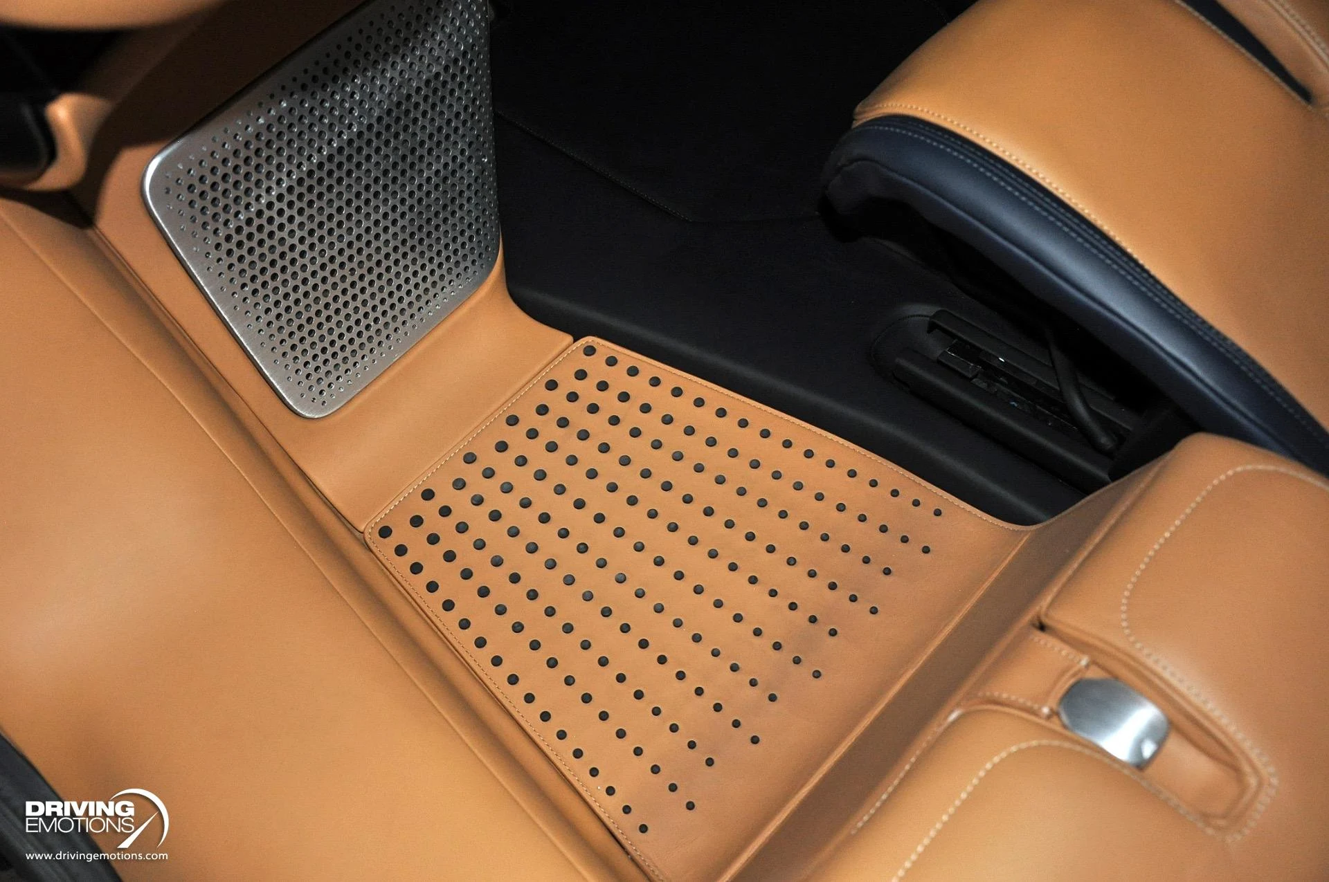 mph142_2908709041_821_p143_l_8420c50342