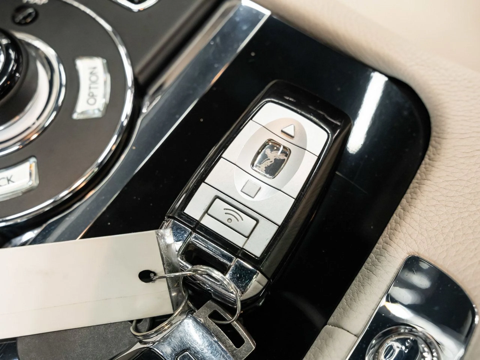 mph143_1556295140_rolls_royce_ghost_2012_714d493c3d