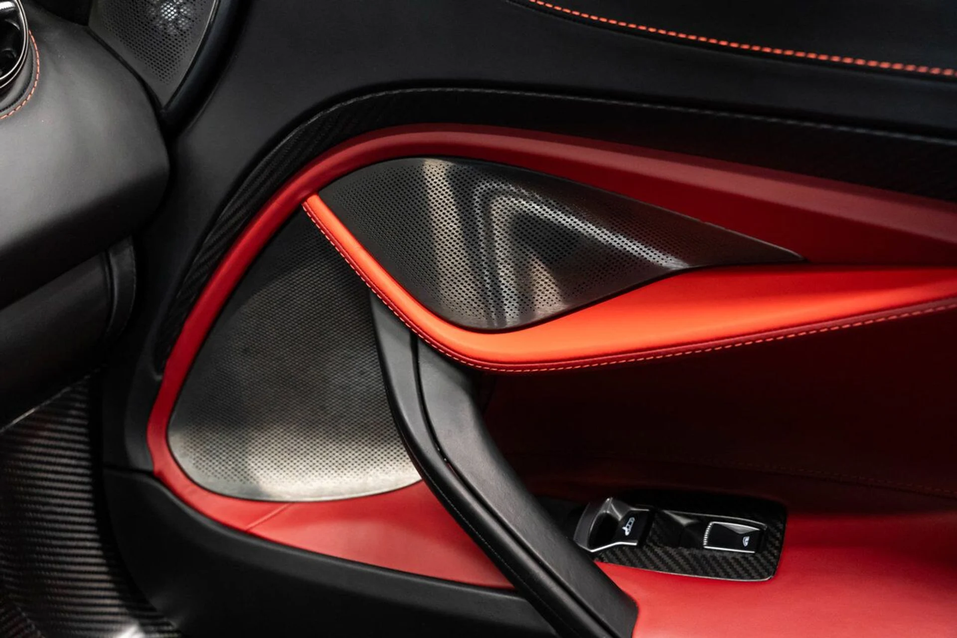 mph155_3236759406_mclaren_720s_2018_f89872be3b